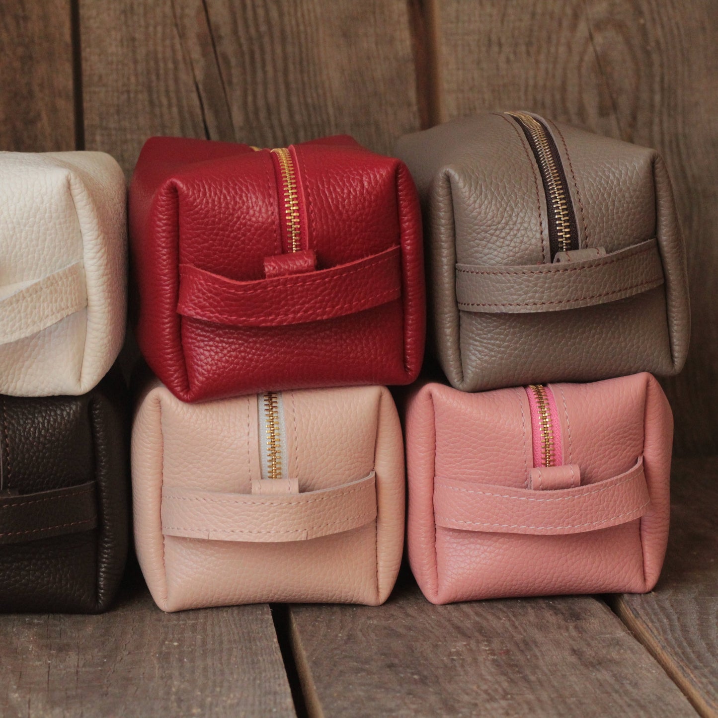 Organizer podróżny: kosmetyczka M spakowana razem z paszportem i okularami.