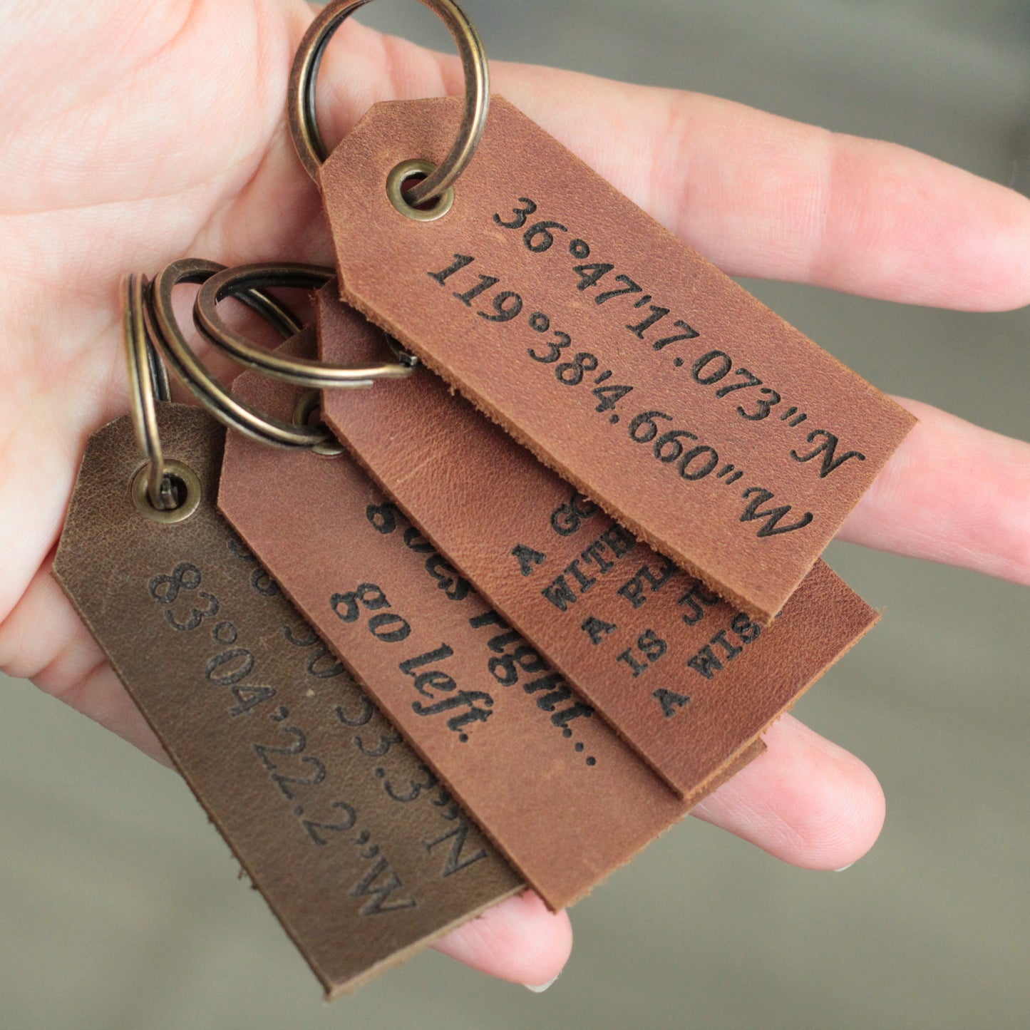 Etykieta na bagaż z romantycznym grawerem „Z Podróży” jako pomysł na prezent.