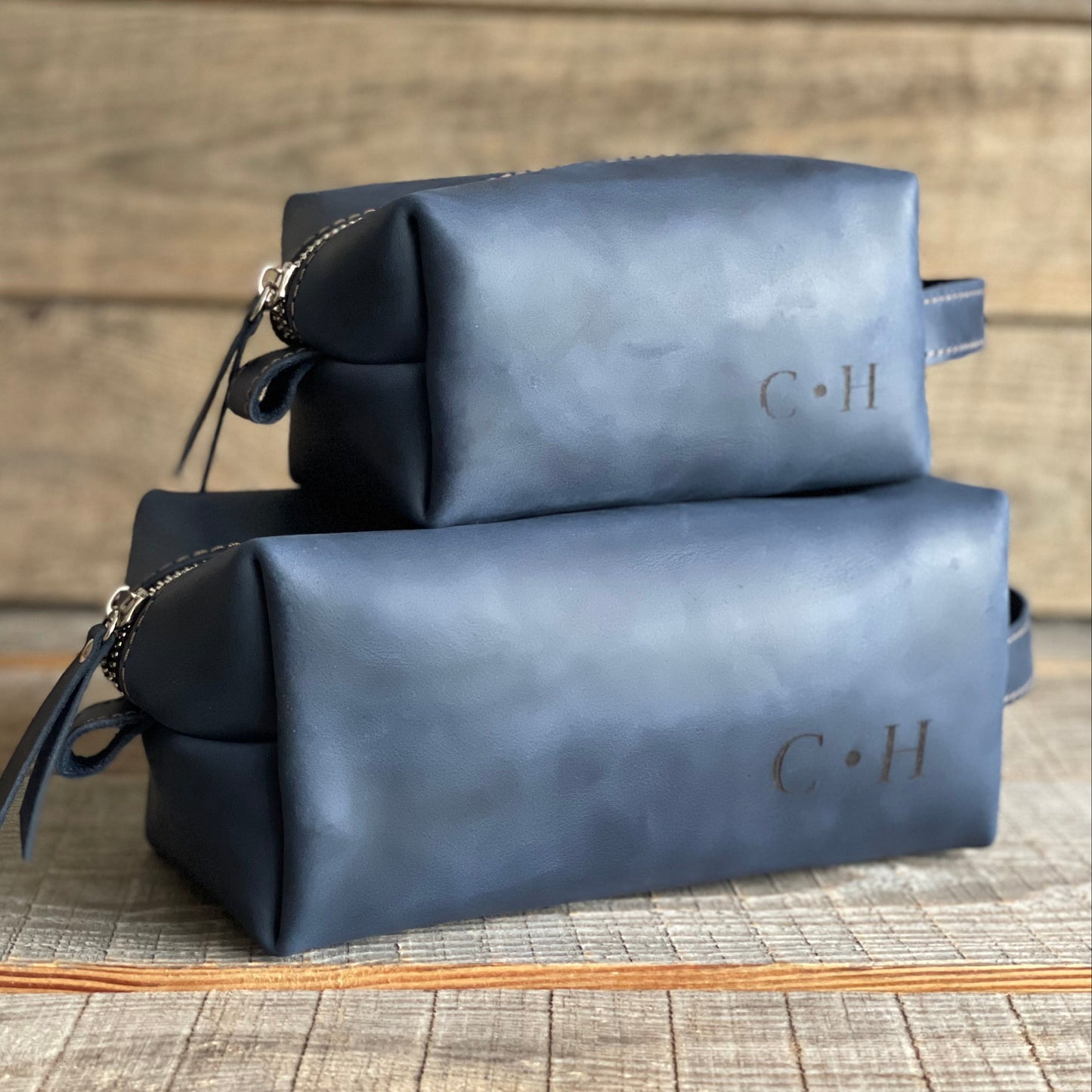 Mała, podróżna kosmetyczka wykonana z gładkiej skóry wegetariańskiej. Posiada główną komorę oraz przegródę na drobiazgi. Przód ozdobiony jest personalizowanym, metaliczny monogramem, nadającym indywidualny charakter.