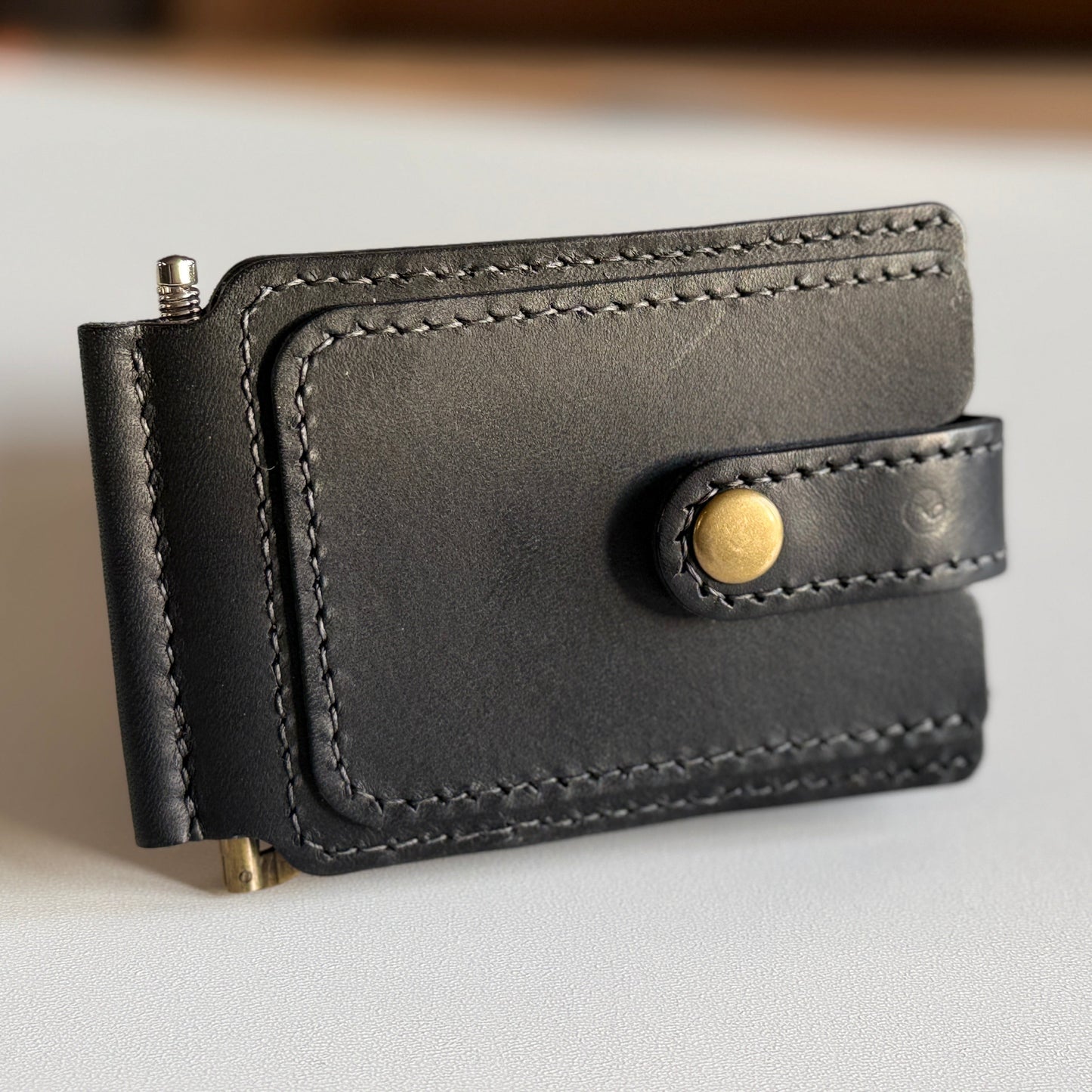 Proces personalizacji – wideo lub zdjęcie maszyny laserowej grawerującej skórę.