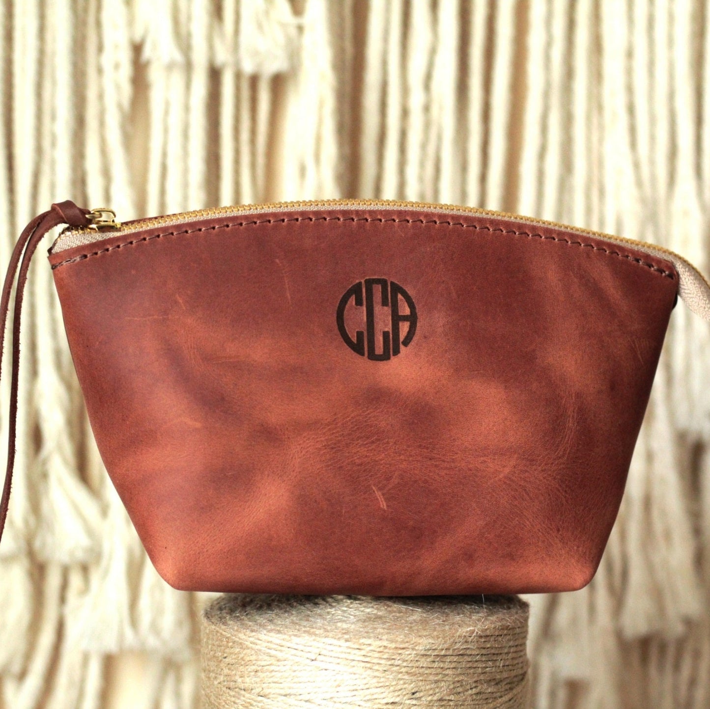 Unikalny prezent! Personalizowana skórzana kosmetyczka z inicjałem w dwóch rozmiarach: MINI i DUŻY. Elegancki i praktyczny podarunek dla niej. Sprawdź i zamów z personalizacją.

