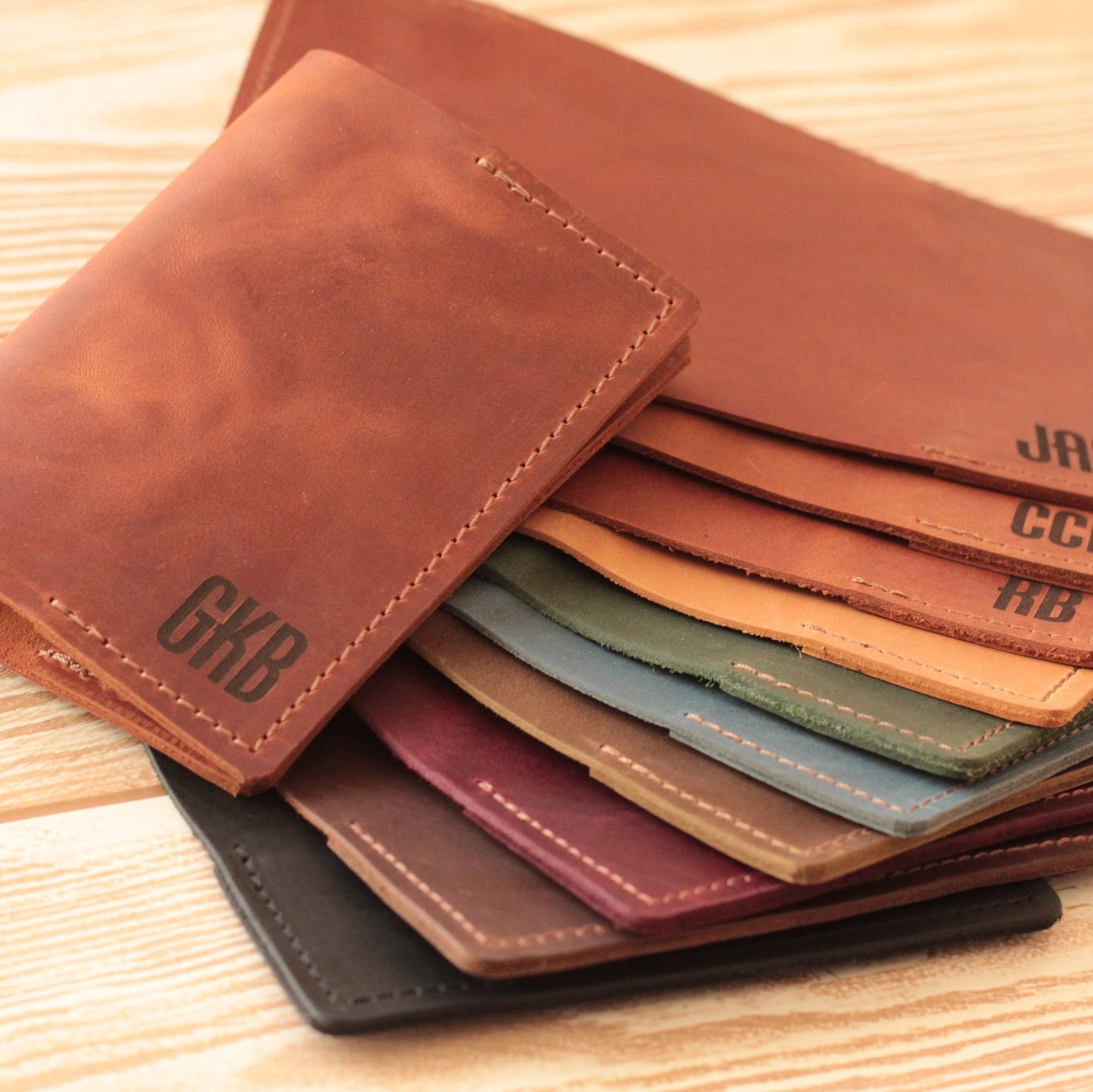 Paszport włożony do skórzanej okładki 10x14 cm – idealne dopasowanie.

