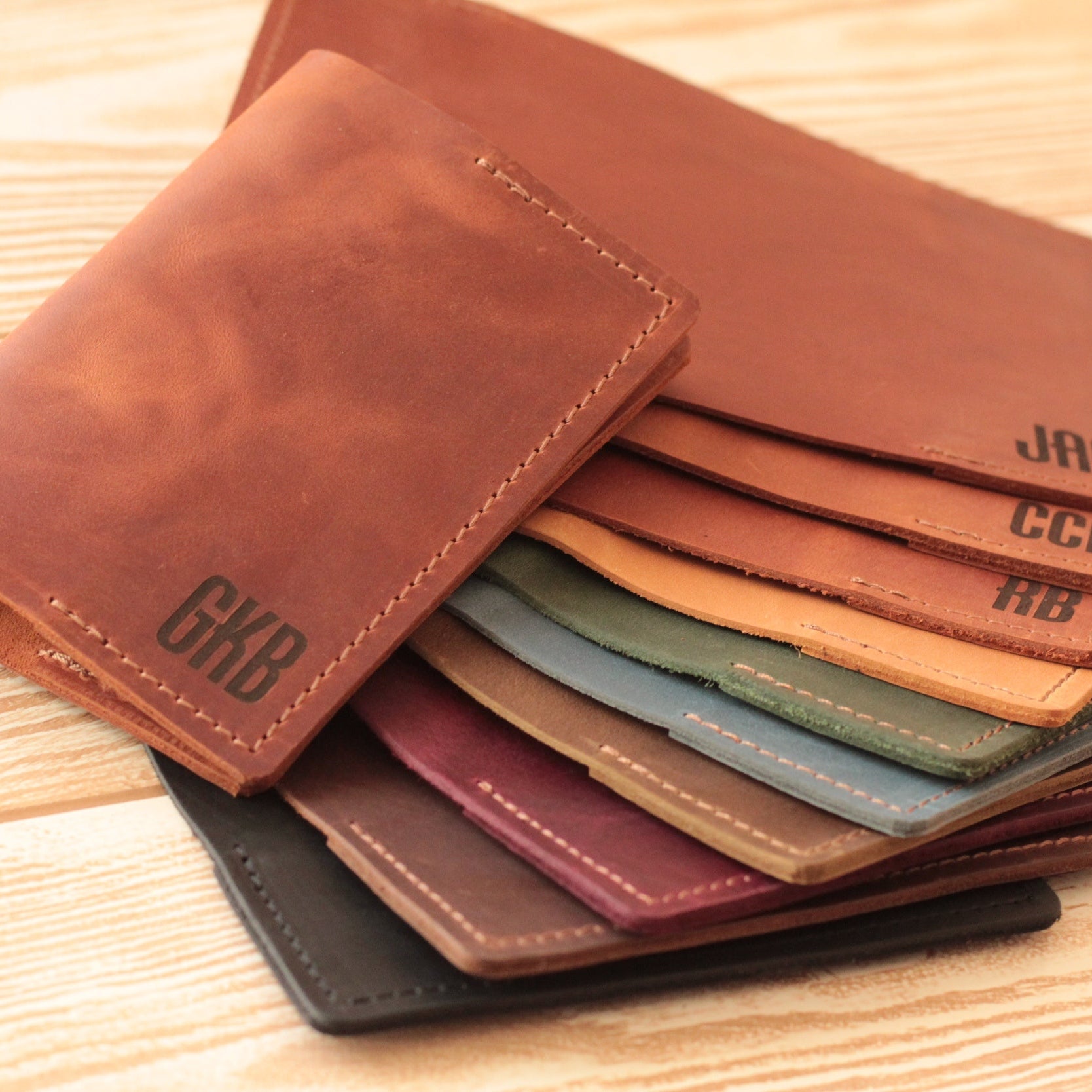 Paszport włożony do skórzanej okładki 10x14 cm – idealne dopasowanie.

