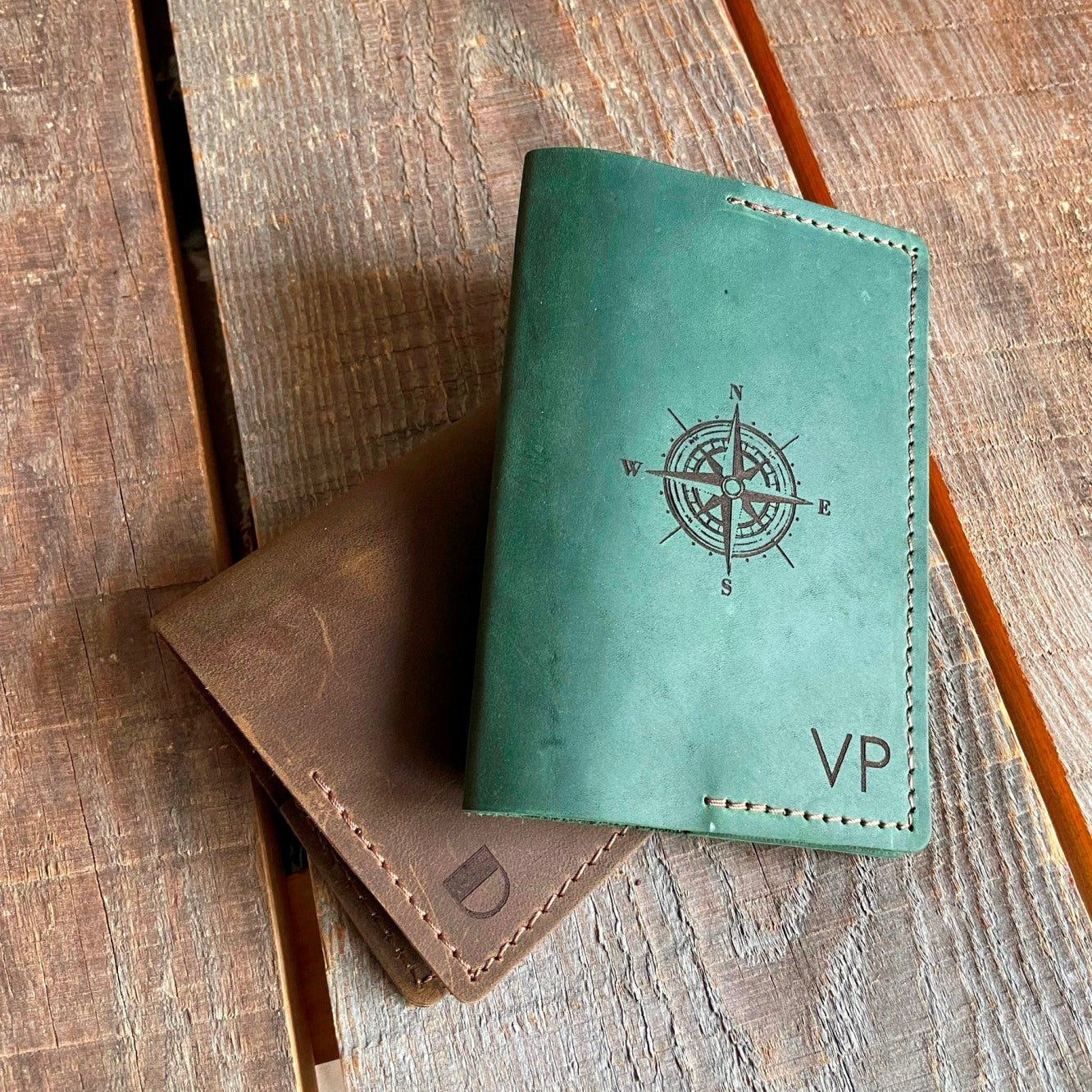 Widok wnętrza okładki z widoczną dodatkową kieszenią na karty płatnicze lub wizytówki.

