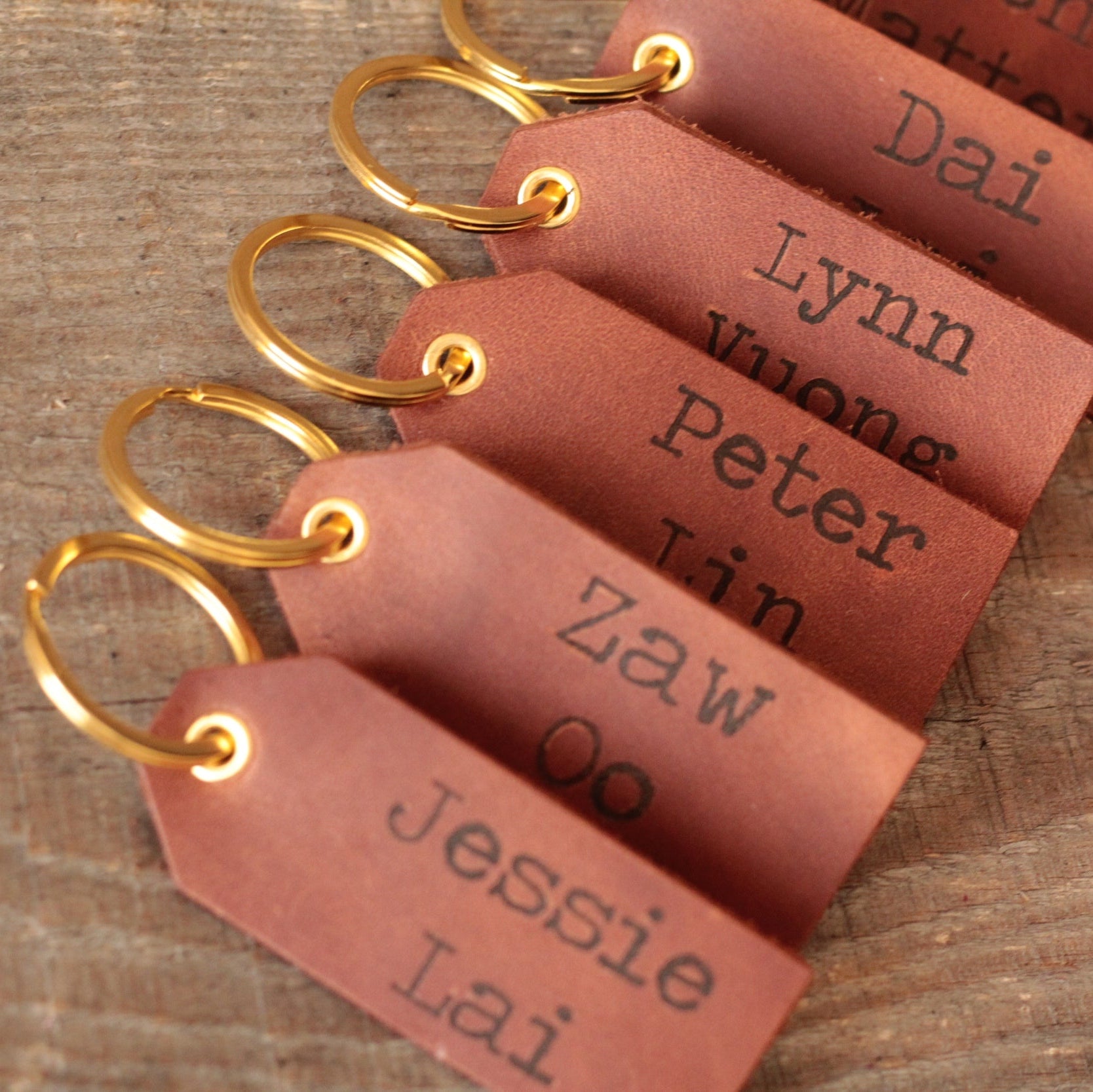 Etykieta na bagaż z grawerowanym numerem telefonu na naturalnej skórze.

