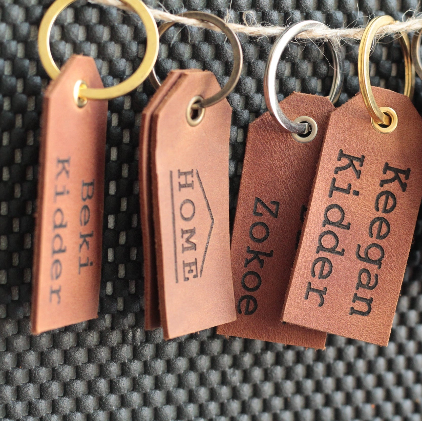 Elegancka, brązowa skórzana zawieszka na walizkę z grawerem laserowym.

