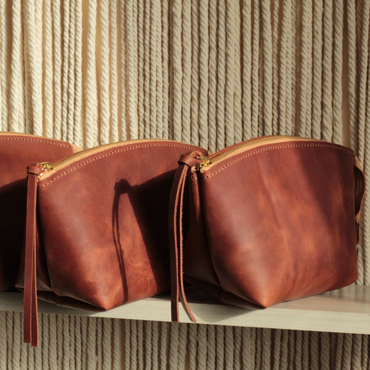 Kosmetyczka w rozmiarze DUŻYM, spakowana i gotowa do walizki – niezbędnik podróżny.