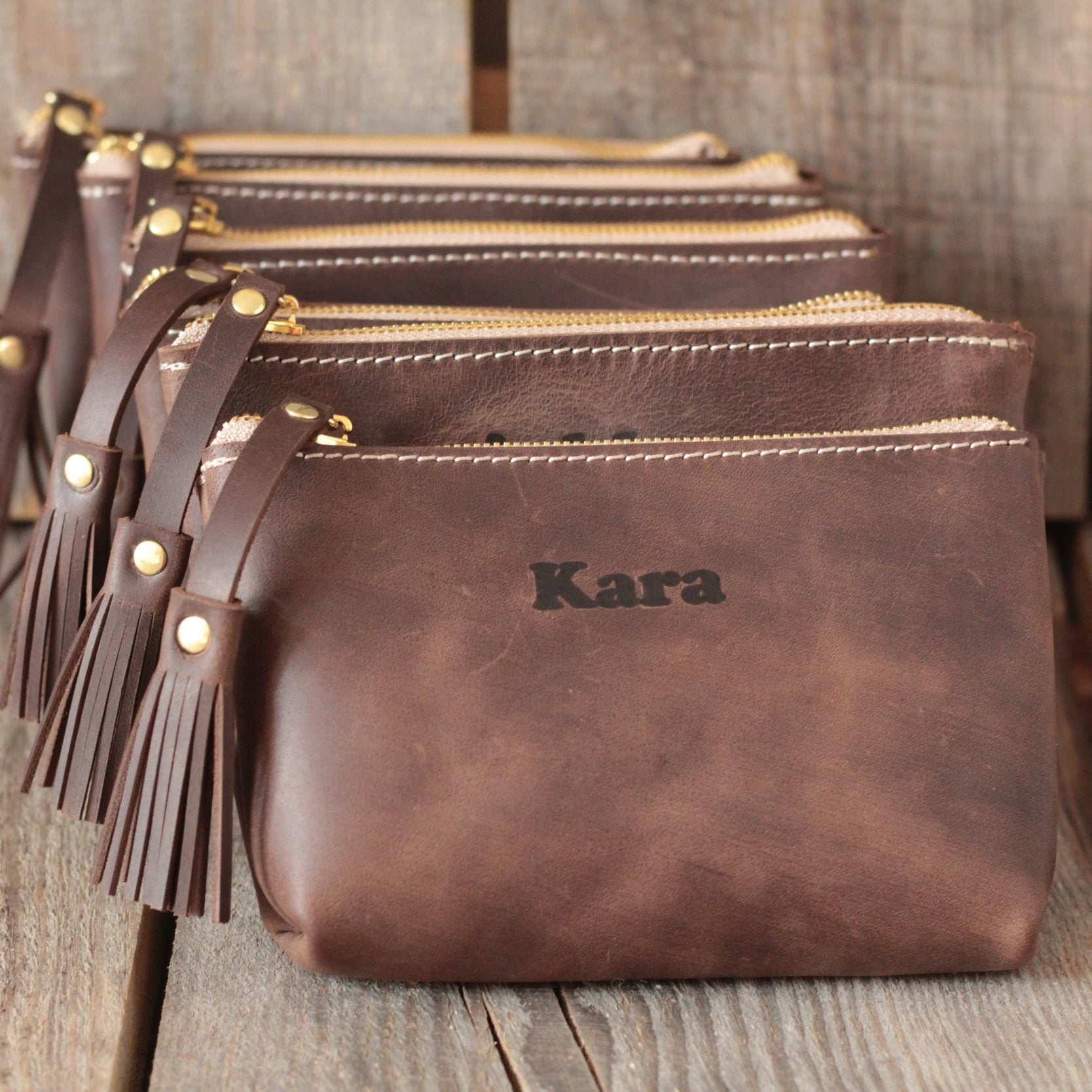 Płaska kosmetyczka w rozmiarze Standardowym włożona do środka małej torebki – test kompaktowości.

