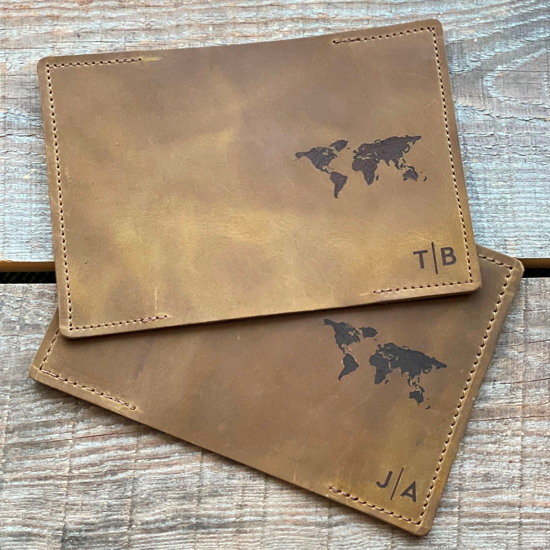 Różne kolory skórzanych okładek na paszport: czarny, bordowy, niebieski, szary.

