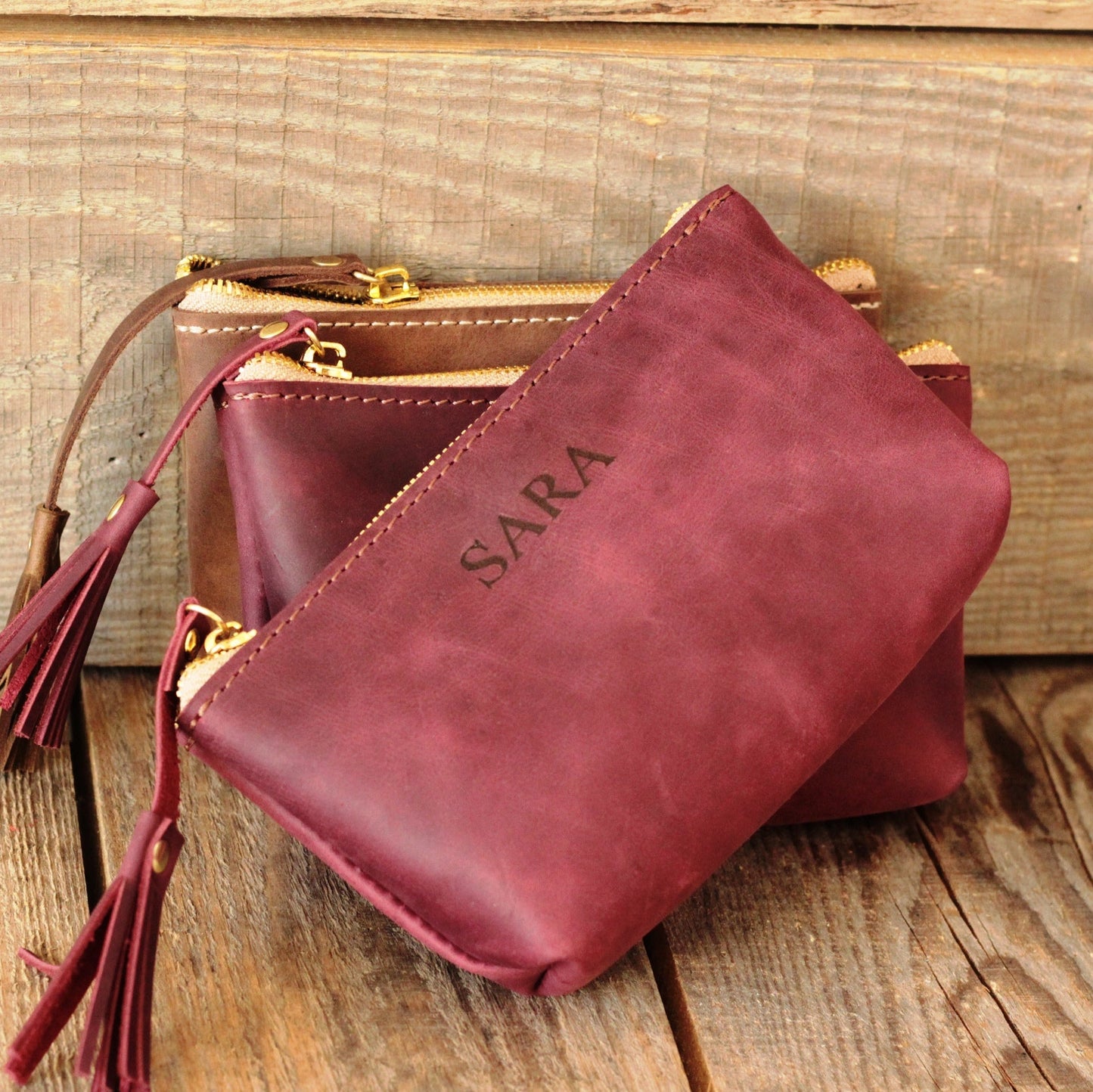 Skórzana torba Mini otwarta, obok kluczy, karty i szminki – zawartość do szybkiego wyjścia.

