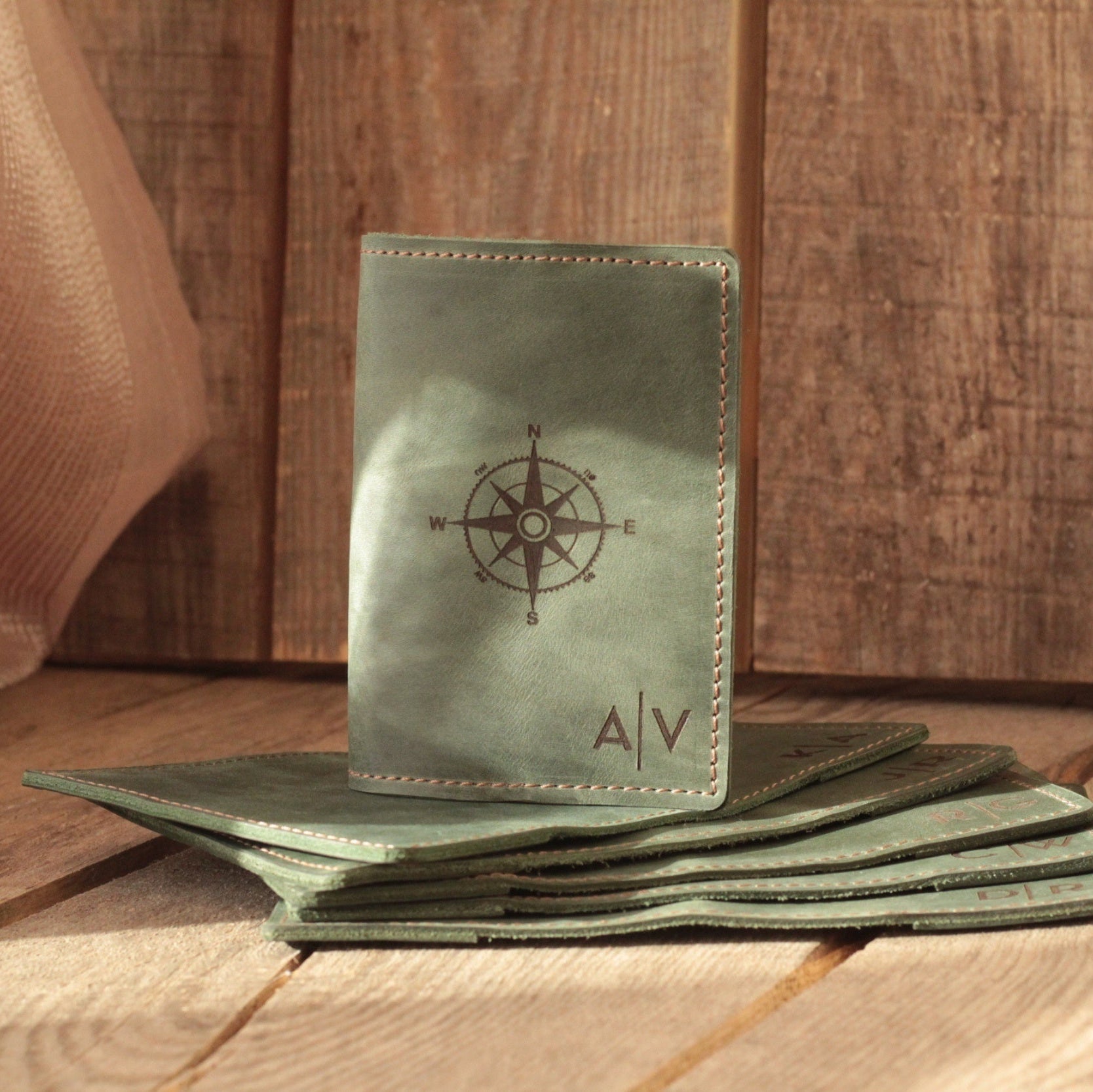 Okładka na paszport otwarta, z widocznym miejscem na wklejenie wizytówki lub notatki.

