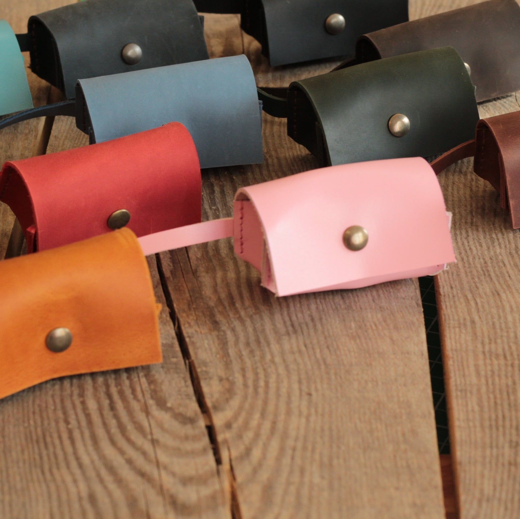 torebka higieniczna wyciągana ze skórzanego dispenser.