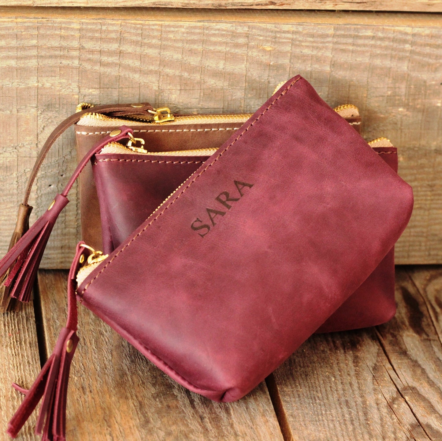 Organizer na biżuterię: otwarta kosmetyczka w rozmiarze Małym z kolczykami i pierścionkami wewnątrz.