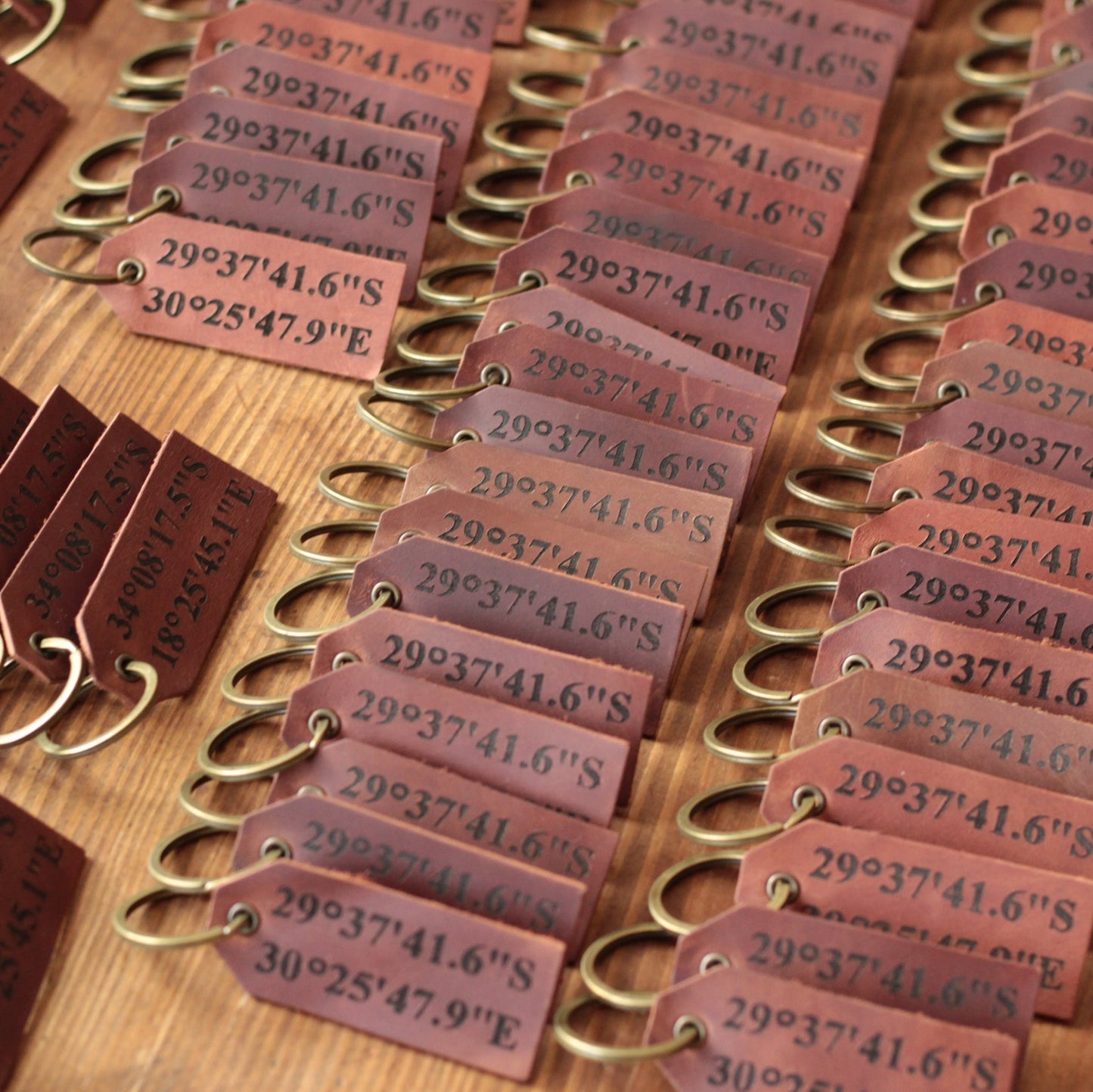 Zestaw dwóch skórzanych etykiet na bagaż z różnymi grawerami.

