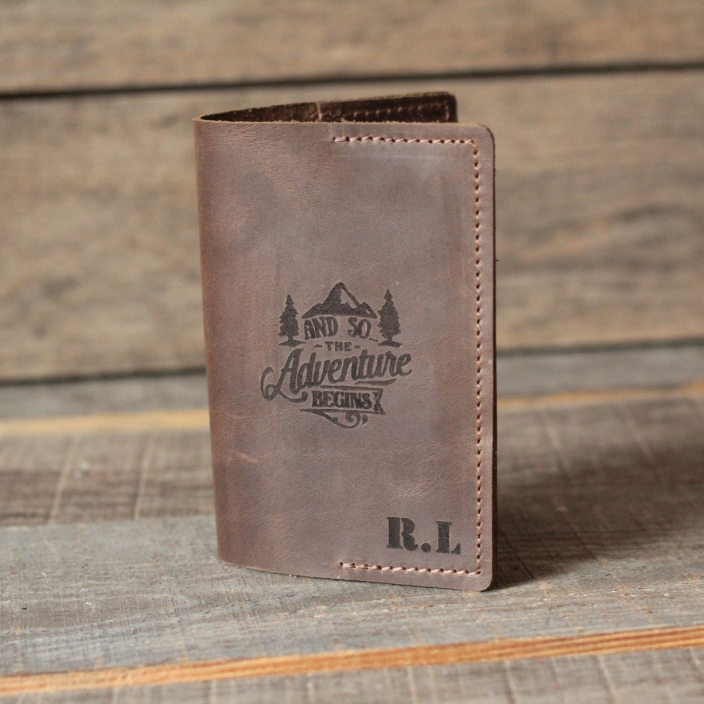 Okładka na paszport w dłoni, prezentująca jej kompaktowy rozmiar i poręczność.

