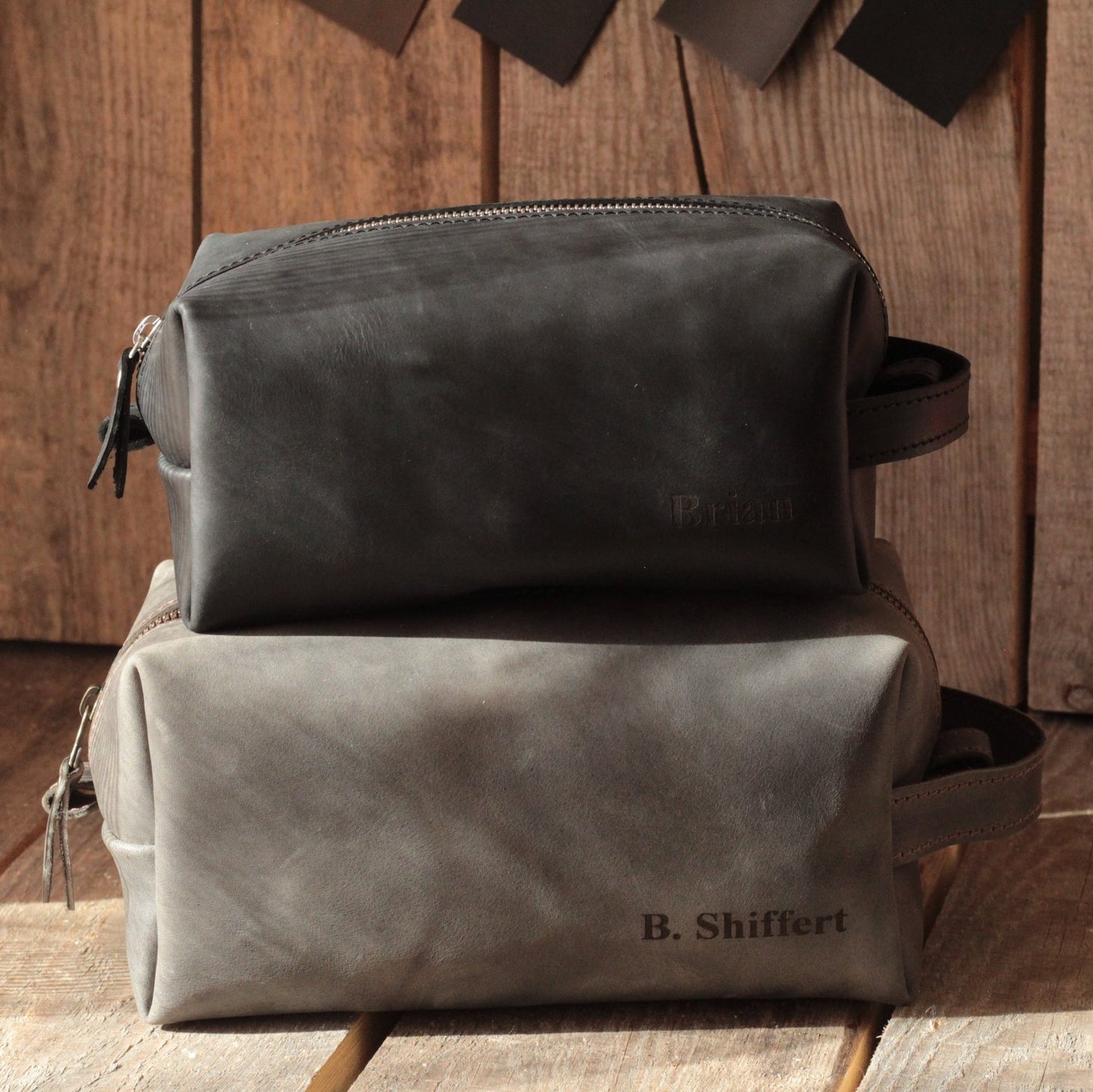 Kosmetyczka w rozmiarze Duży, zapakowana w elegancki papier z wstążką, gotowa do wręczenia jako prezent.