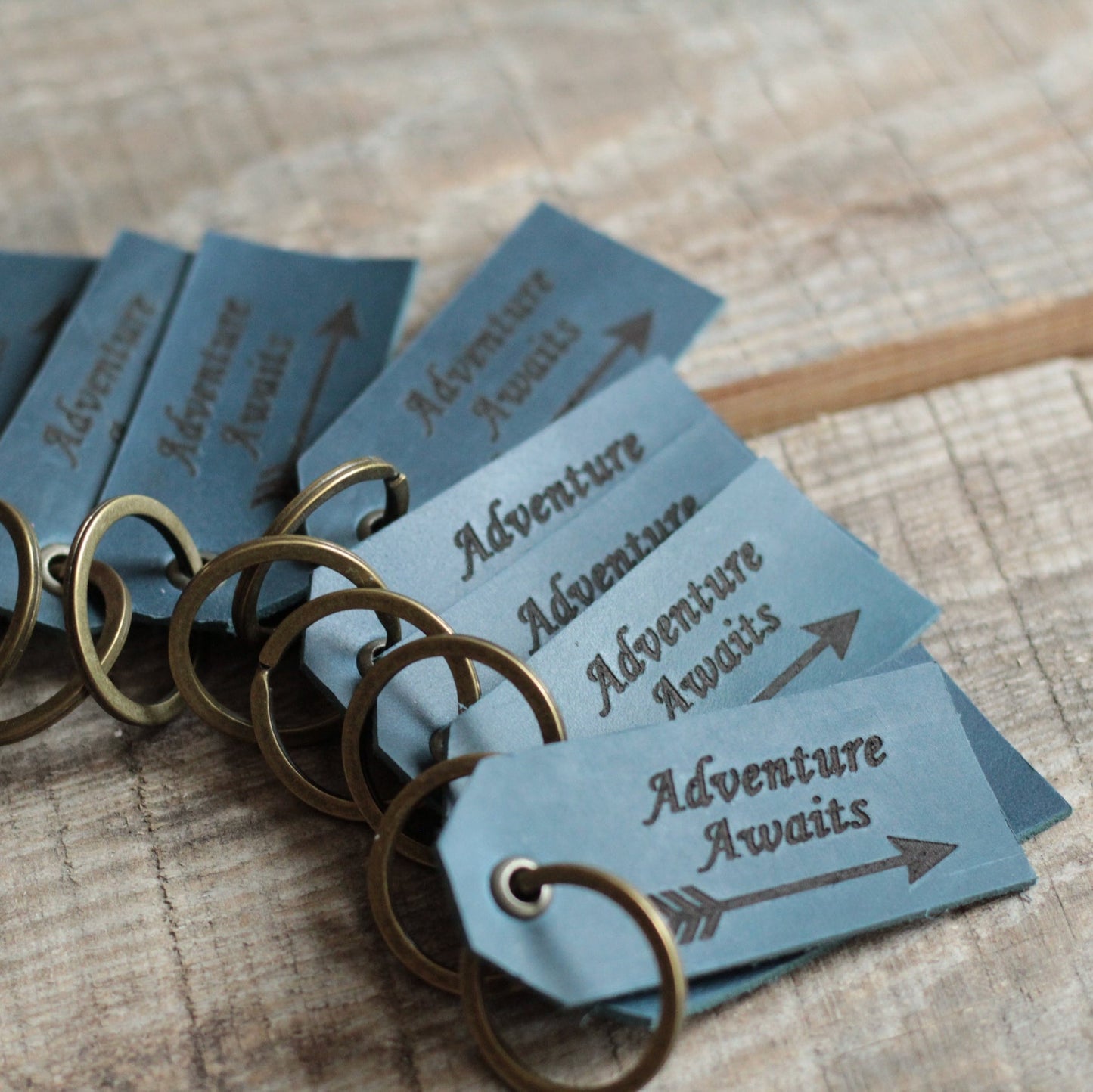 Skórzana etykieta na bagaż z datą „2025” i metalowym kółkiem do mocowania.

