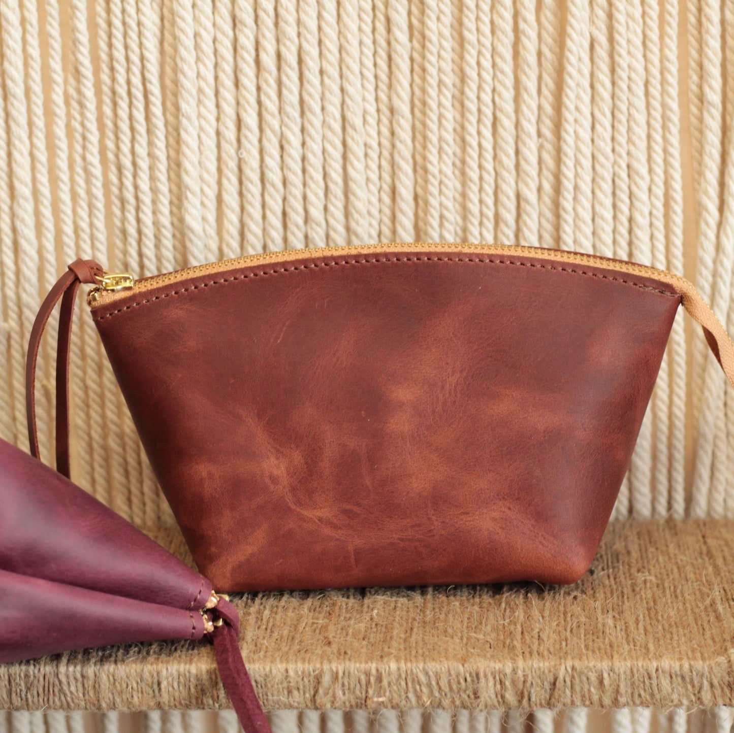 Prezent dla mamy: personalizowana kosmetyczka obok kwiatów i otwartej kartki.

