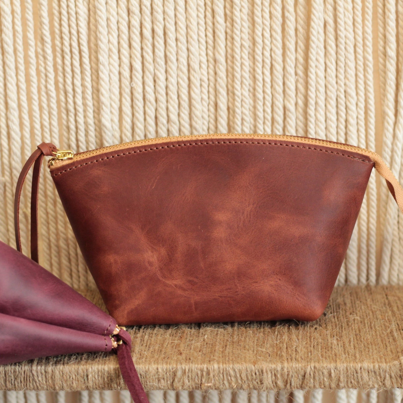 Prezent dla mamy: personalizowana kosmetyczka obok kwiatów i otwartej kartki.

