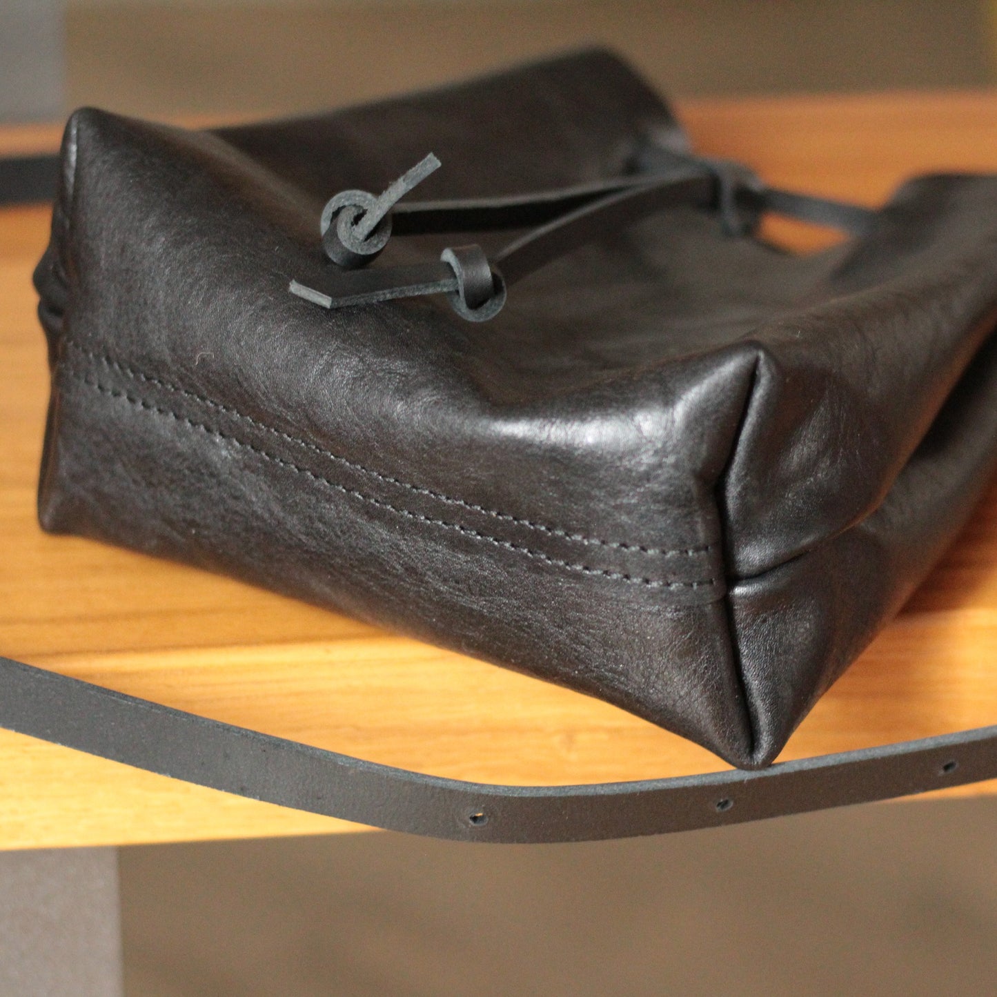 Otwarta torba bucket, pokazująca pojemne, bezładne wnętrze worka.

