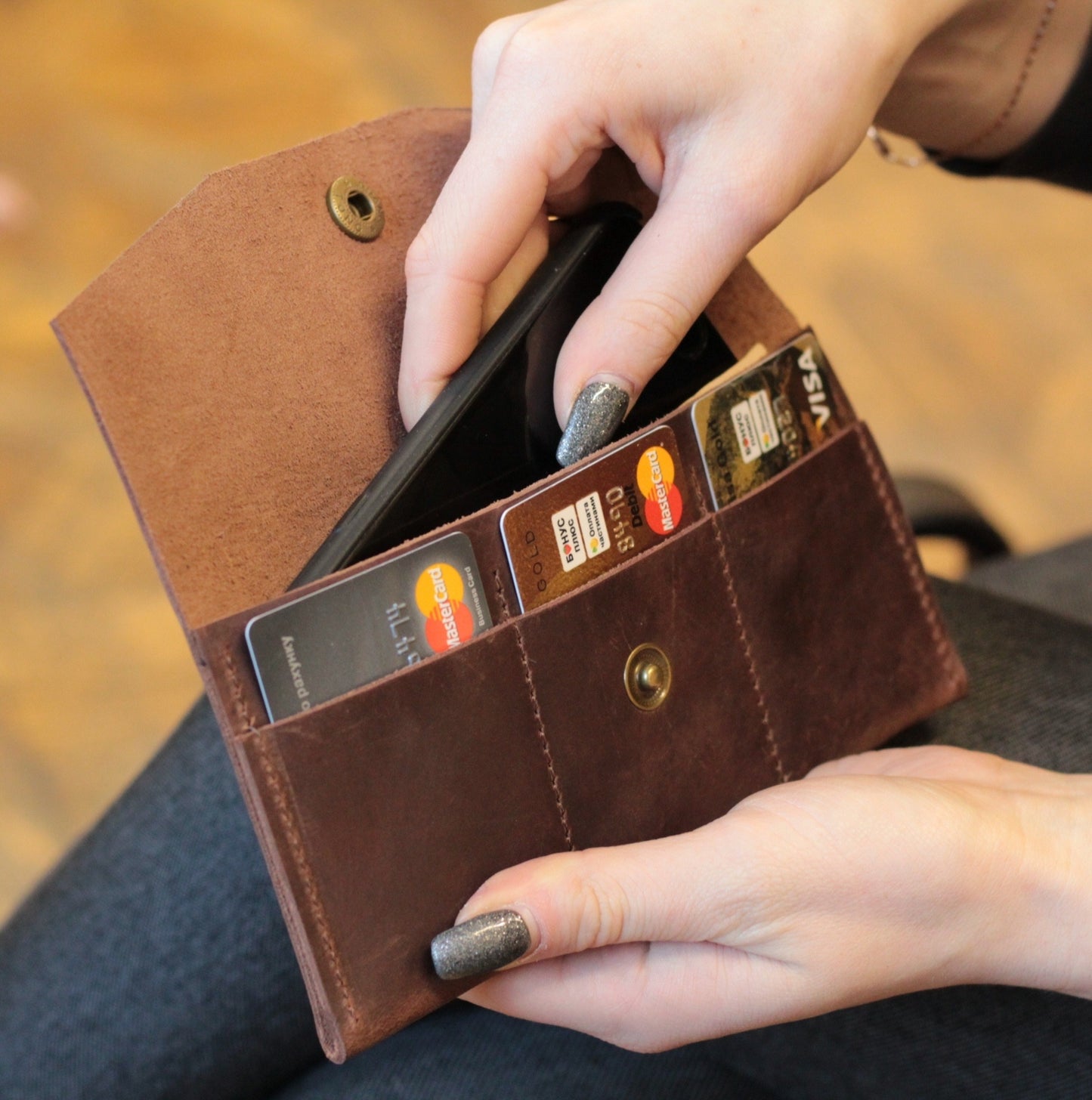 Różne kolory personalizowanych portfeli: czarny, brązowy, granatowy.

