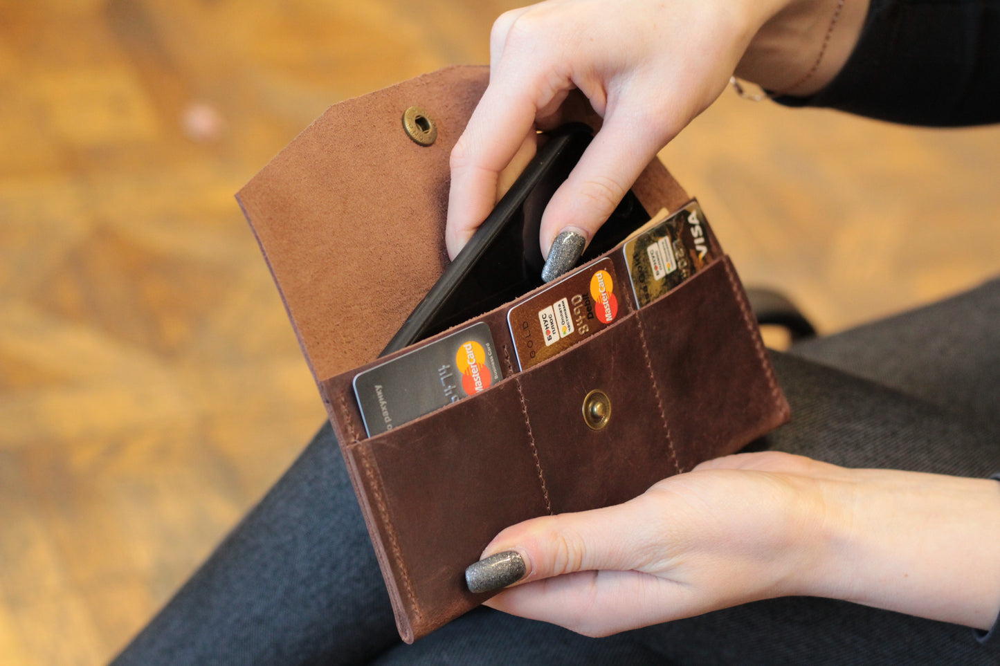 Skórzany Portfel z Zatrzaskiem z Personalizacją – Elegancja i Porządek
