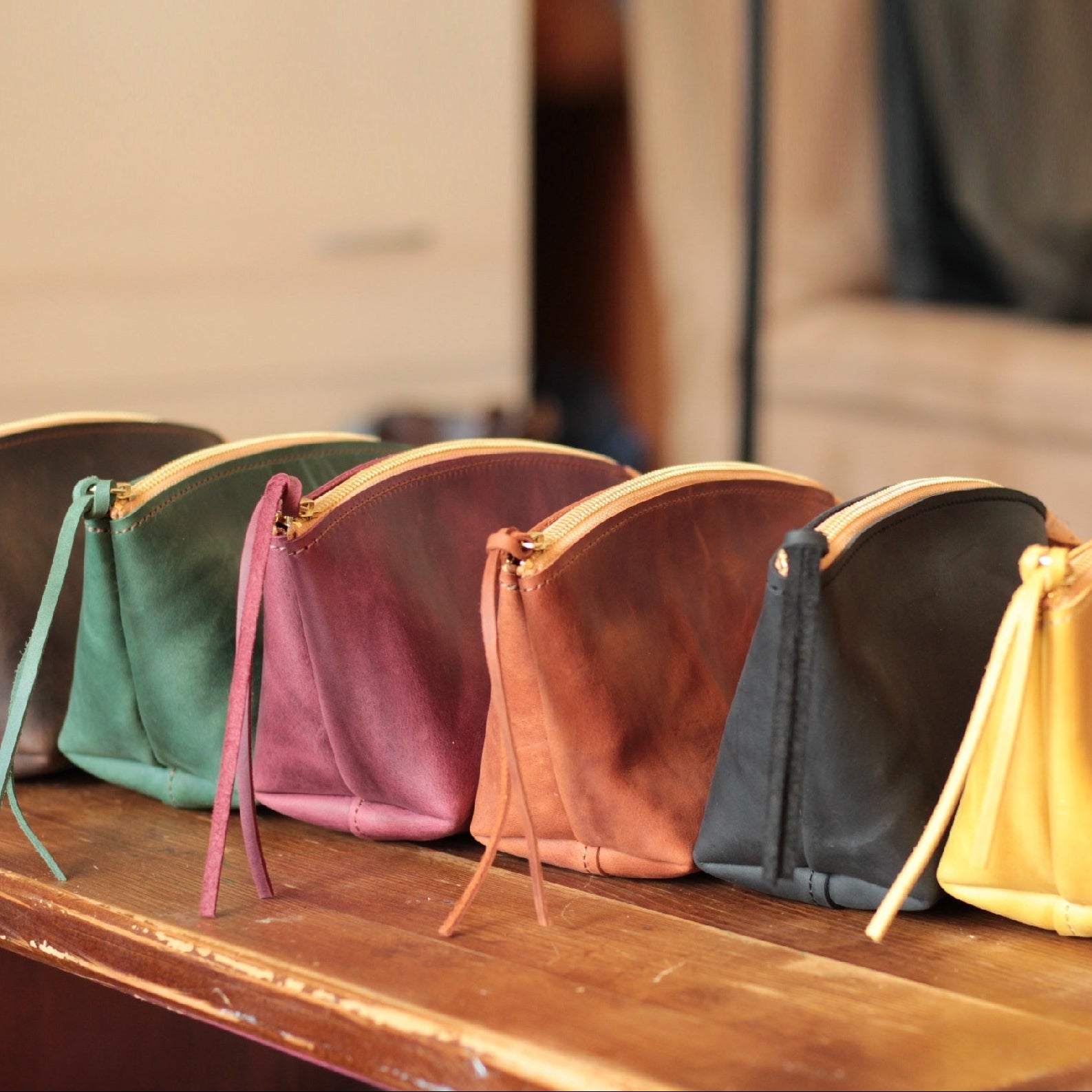 Zestaw prezentowy: personalizowana kosmetyczka, kartka i wstążka.

