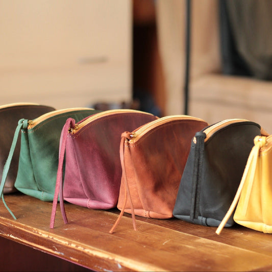 Zestaw prezentowy: personalizowana kosmetyczka, kartka i wstążka.

