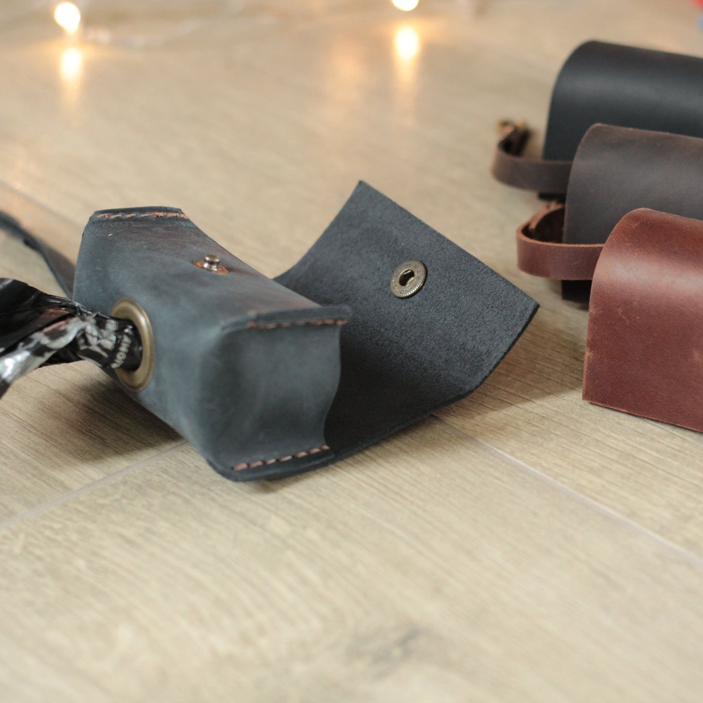 Widok z bliska na grawer z numerem telefonu na skórzanym dispenserze