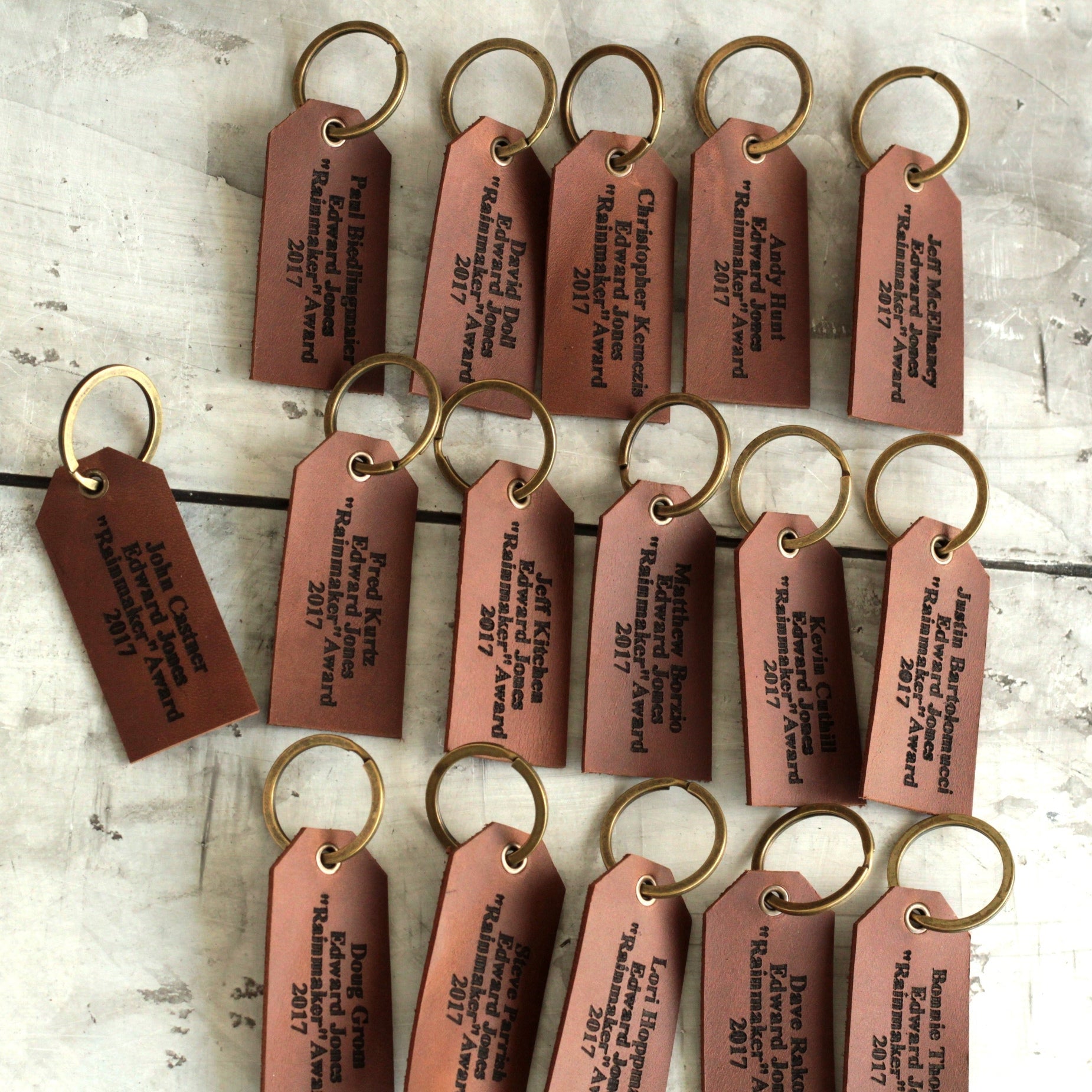 Personalizowana etykieta z napisem „Bon Voyage” przyczepiona do uchwytu walizki.

