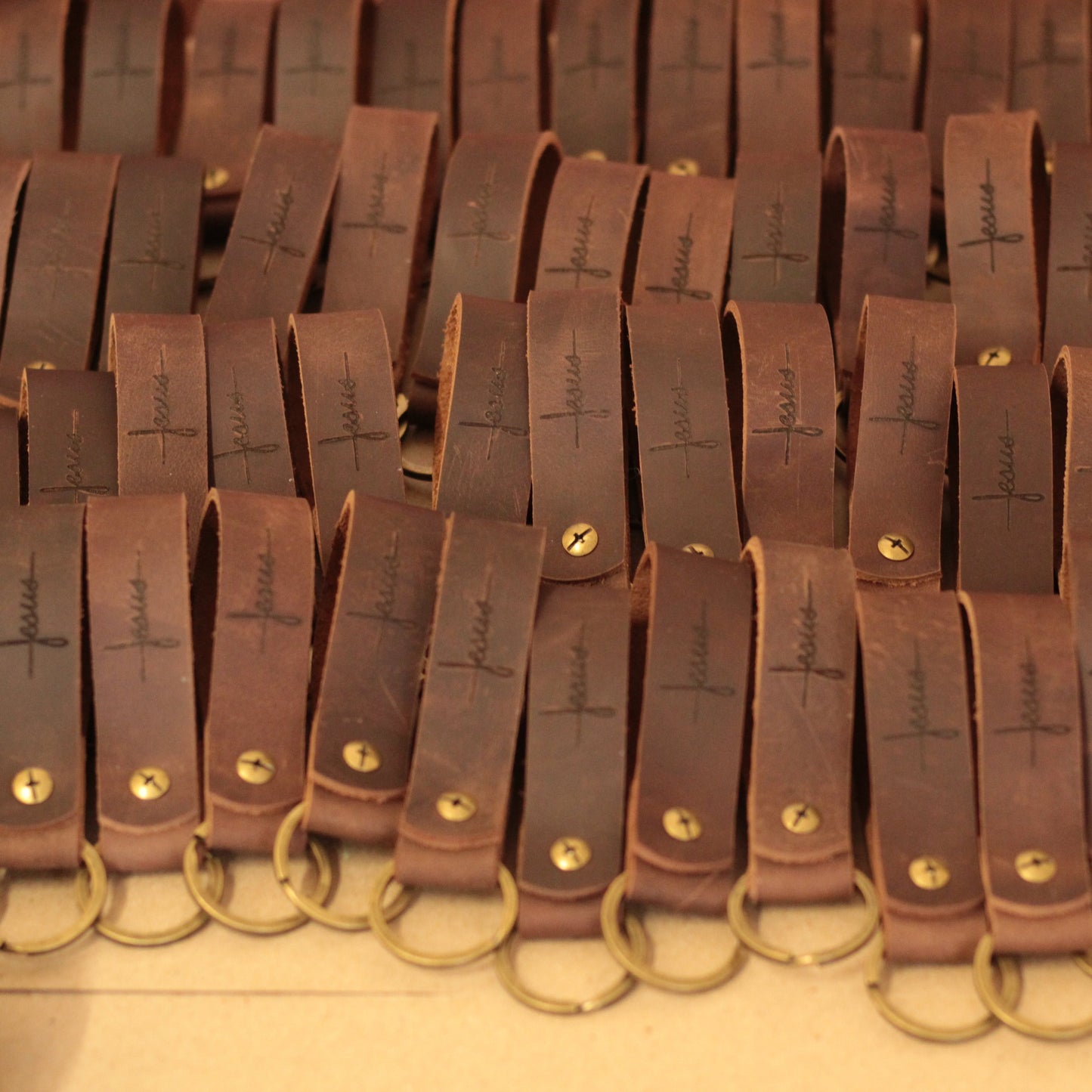 Zbliżenie na grawer laserowy tekstu na naturalnej skórze