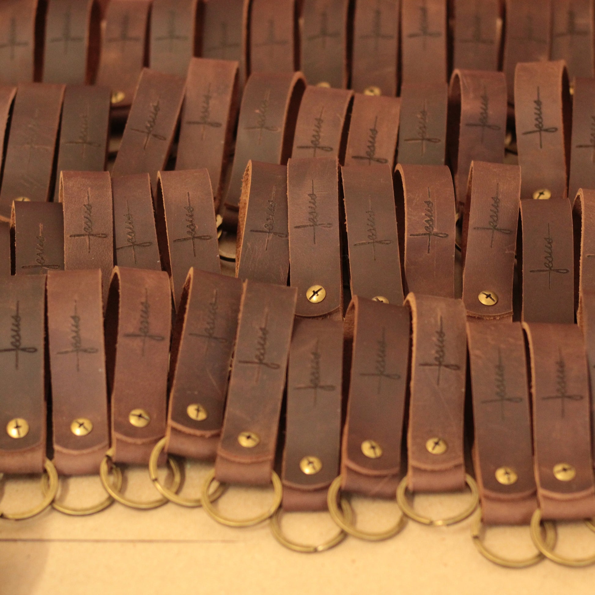 Zbliżenie na grawer laserowy tekstu na naturalnej skórze