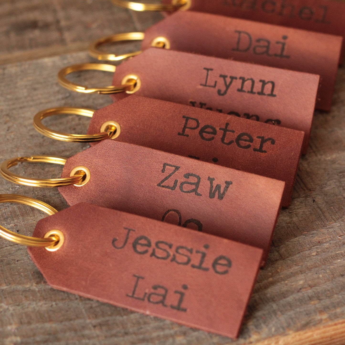 Etykieta na bagaż w kolorze czarnym z eleganckim, białym grawerem.

