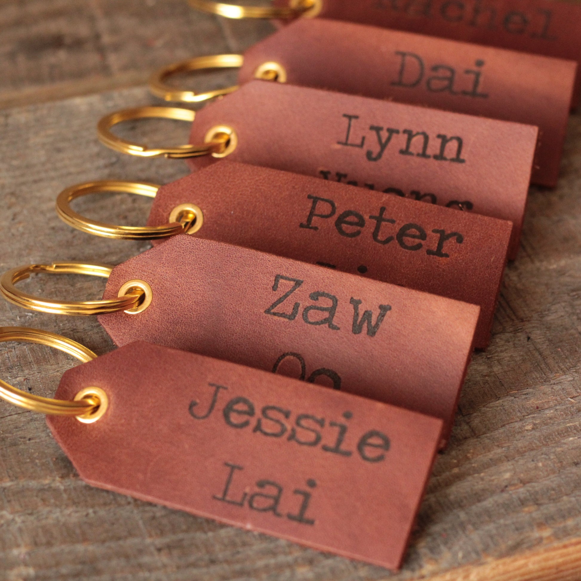 Etykieta na bagaż w kolorze czarnym z eleganckim, białym grawerem.

