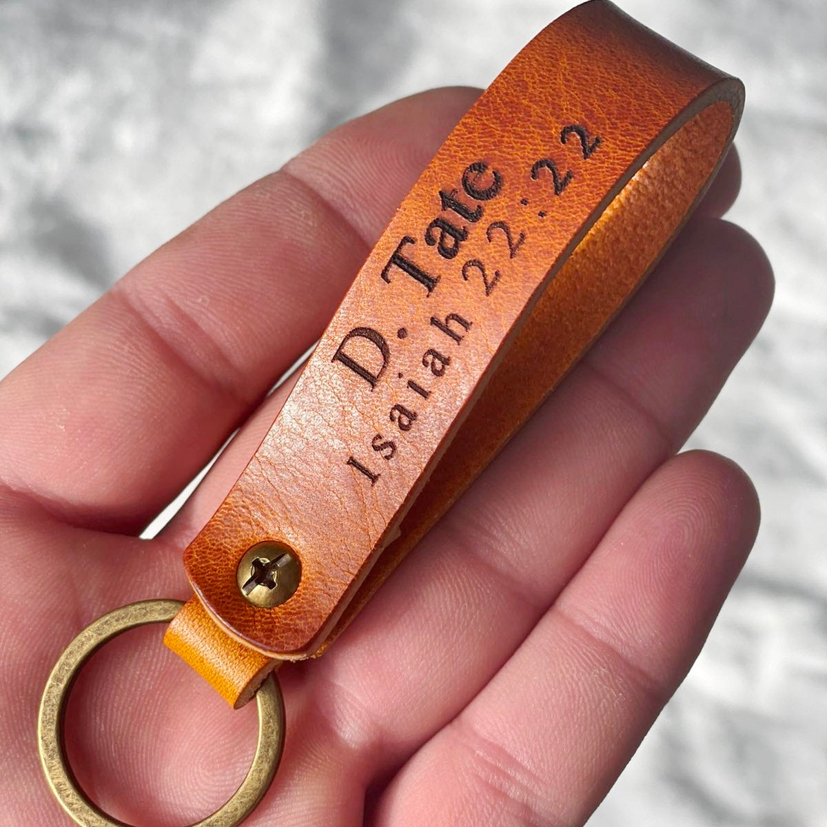 Zbliżenie graweru laserowego na breloku skórzanym 