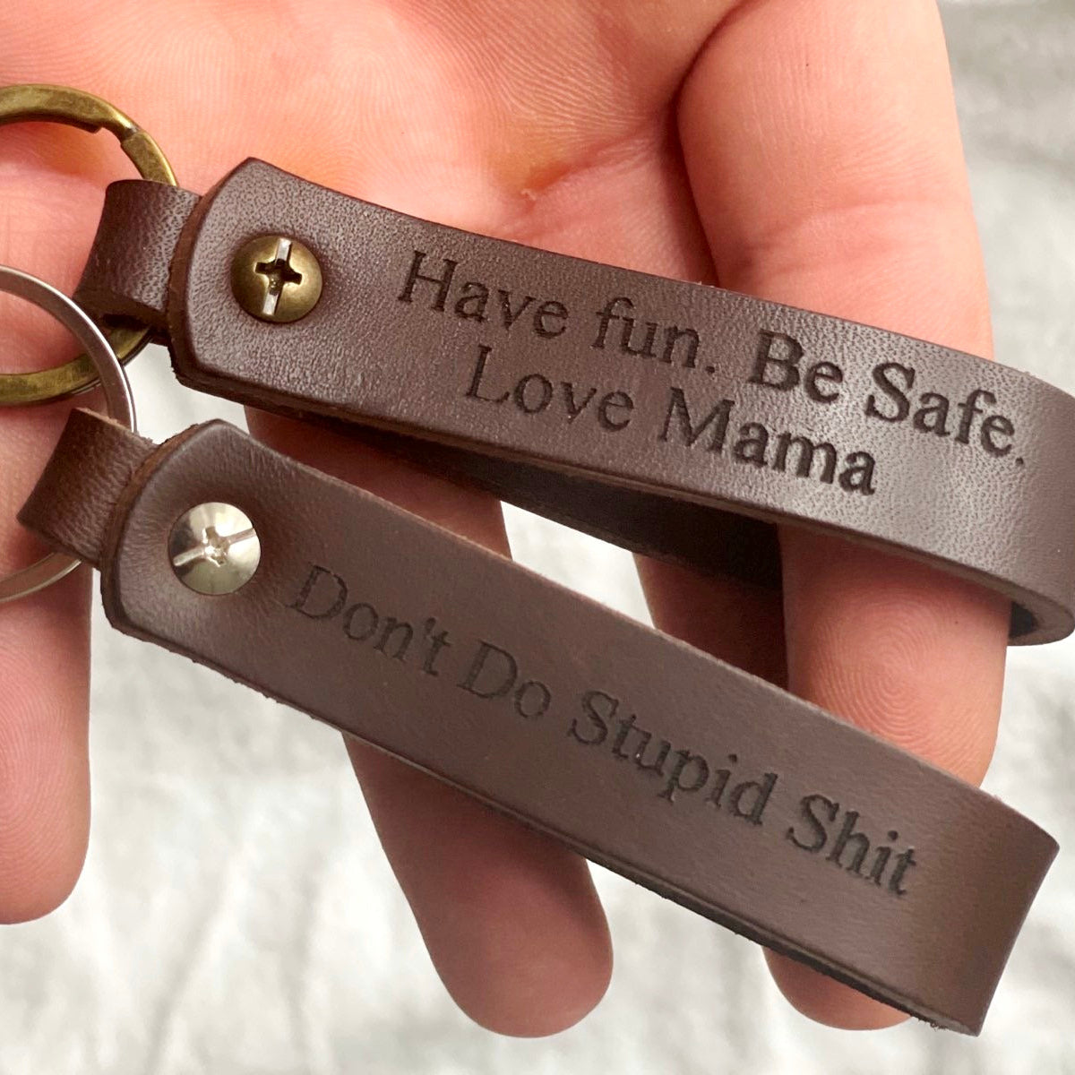 Proces grawerowania laserowego breloku 