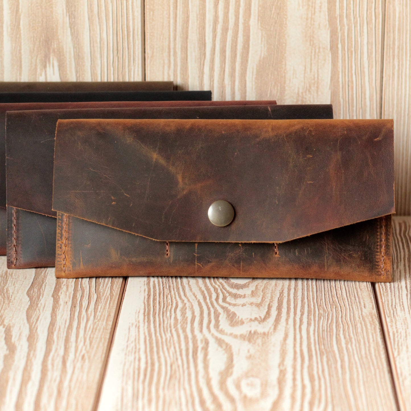 Otwarty portfel ukazujący 3 sloty na karty i 2 główne przegródki.

