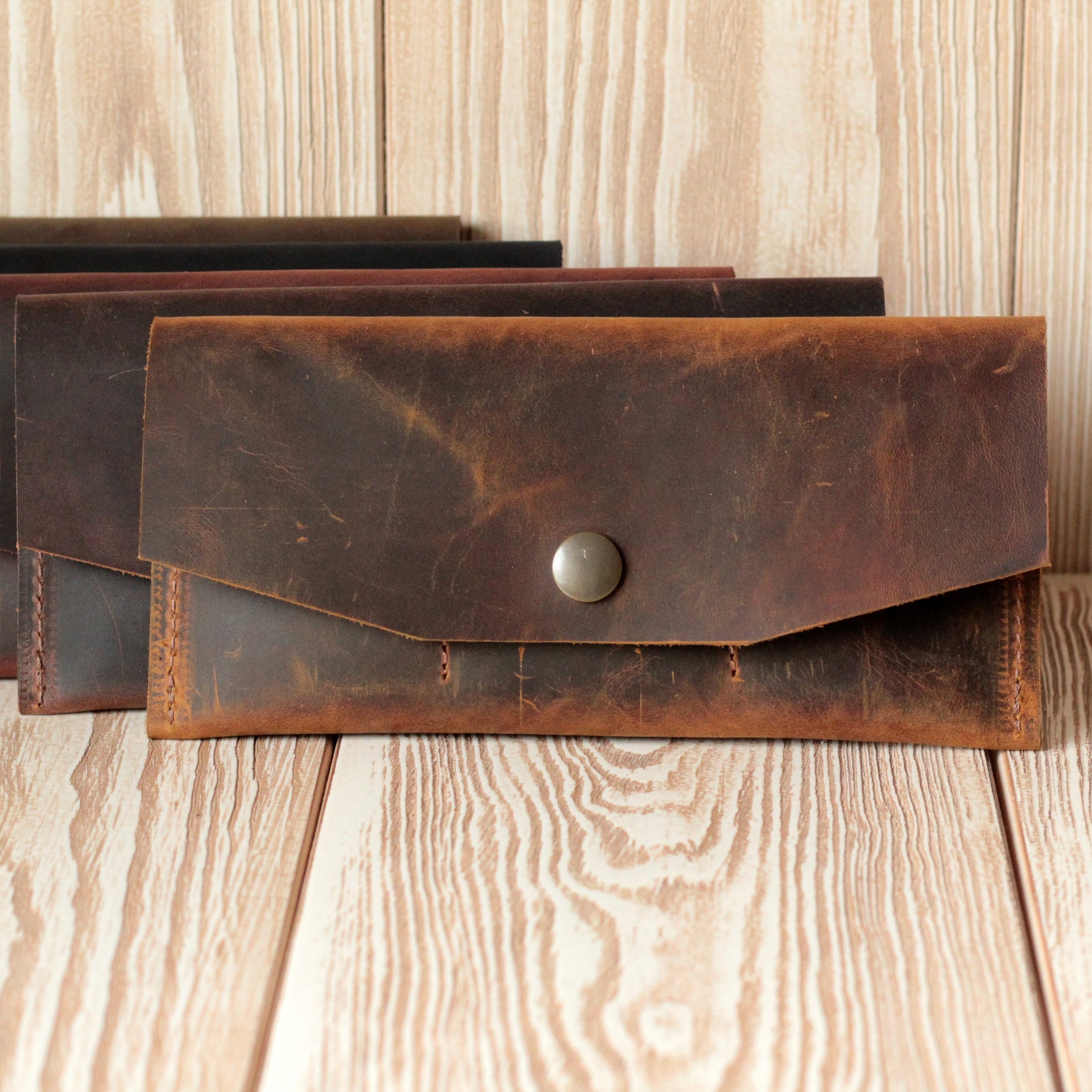 Otwarty portfel ukazujący 3 sloty na karty i 2 główne przegródki.

