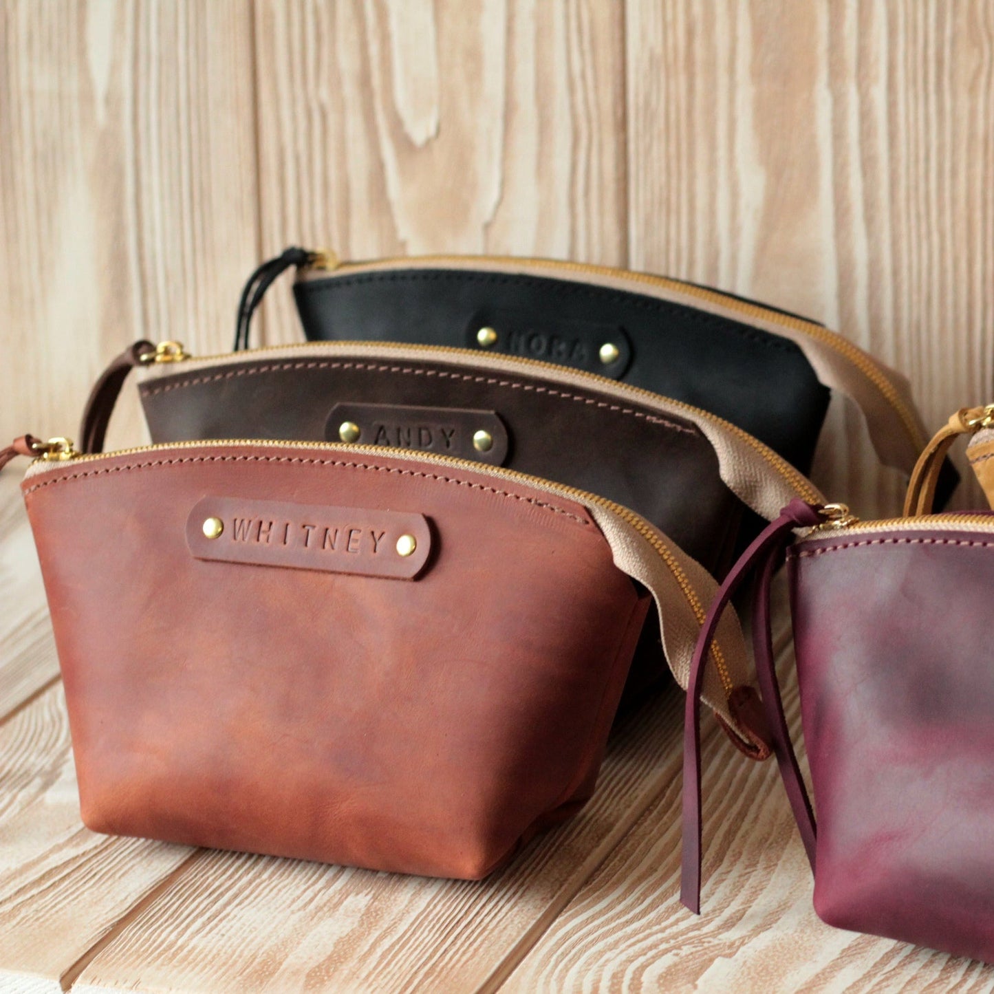 brązowa kosmetyczka DUŻA na tle drewnianej półki w łazience jako elegancki organizer.