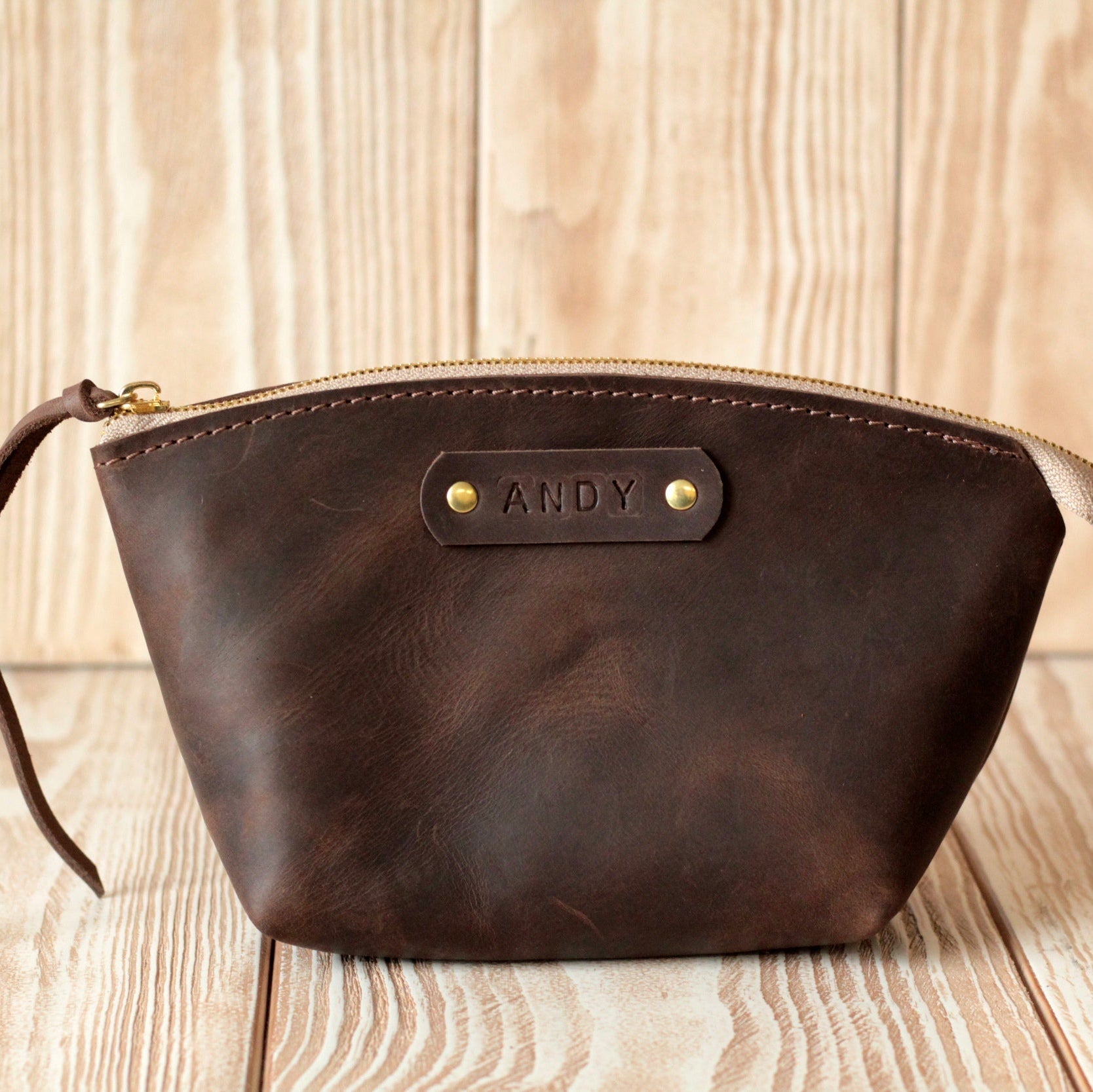  Detal wykonania: solidny i gładko chodzący zamek błyskawiczny w skórzanej kosmetyczce.