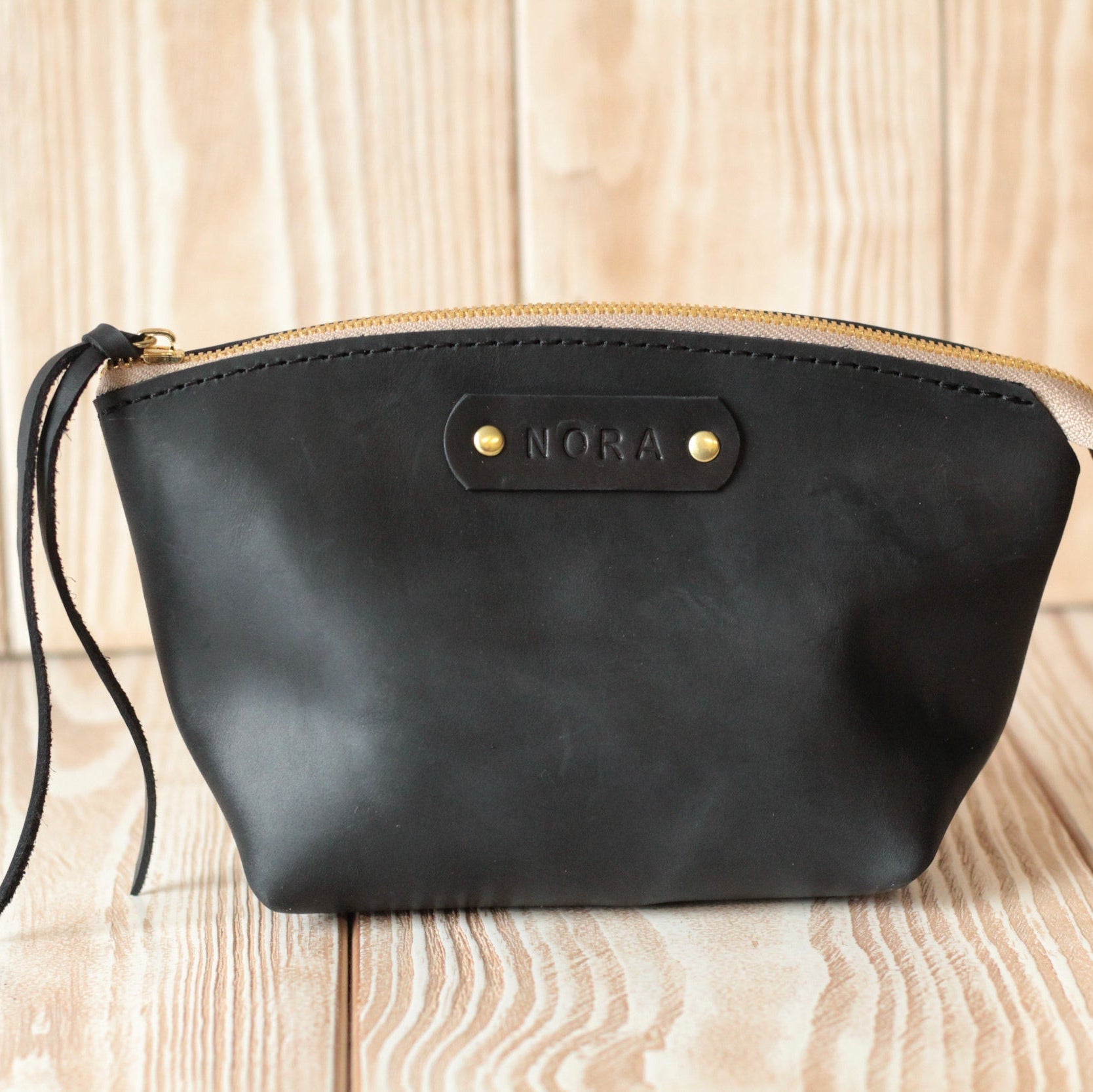 Dwie personalizowane kosmetyczki z różnymi inicjałami „Z” i „K” – pomysł na prezent dla sióstr lub przyjaciółek.