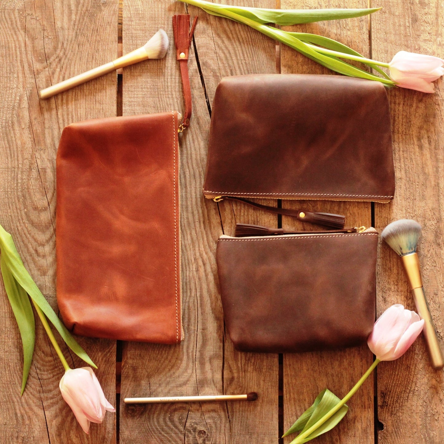 Organizer podróżny: kosmetyczka w rozmiarze Dużym wypełniona produktami w walizce.

