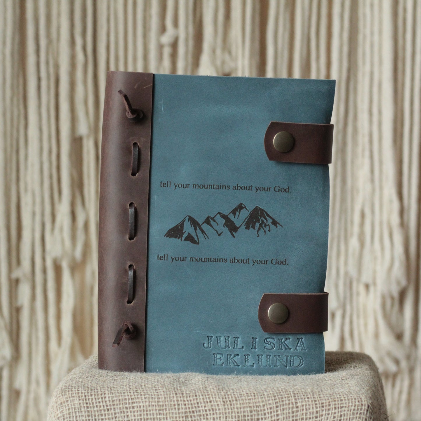 Personalizowany dziennik jako prezent – widok z zawiązaną wstążką i kwiatem.

