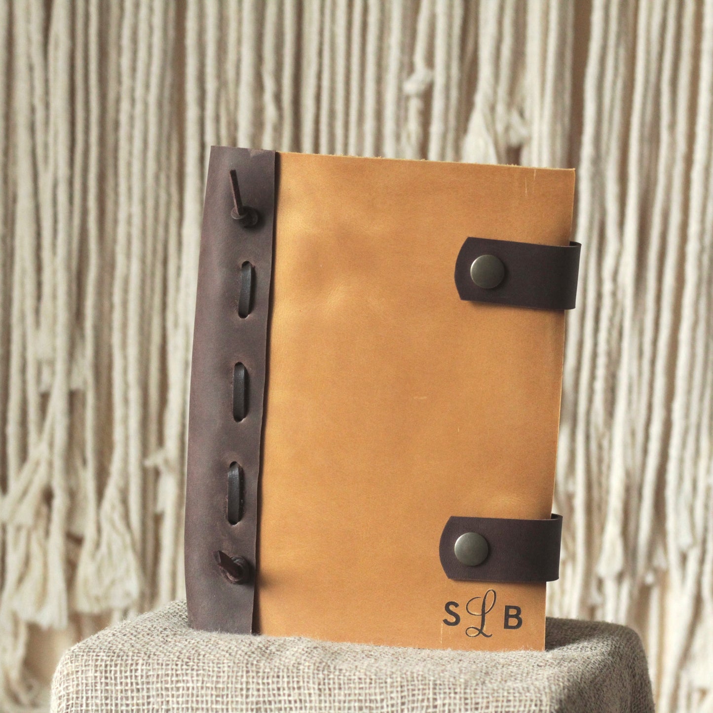 Dziennik otwarty na stronie z ręcznie rysowanym planem tygodnia (bullet journal).

