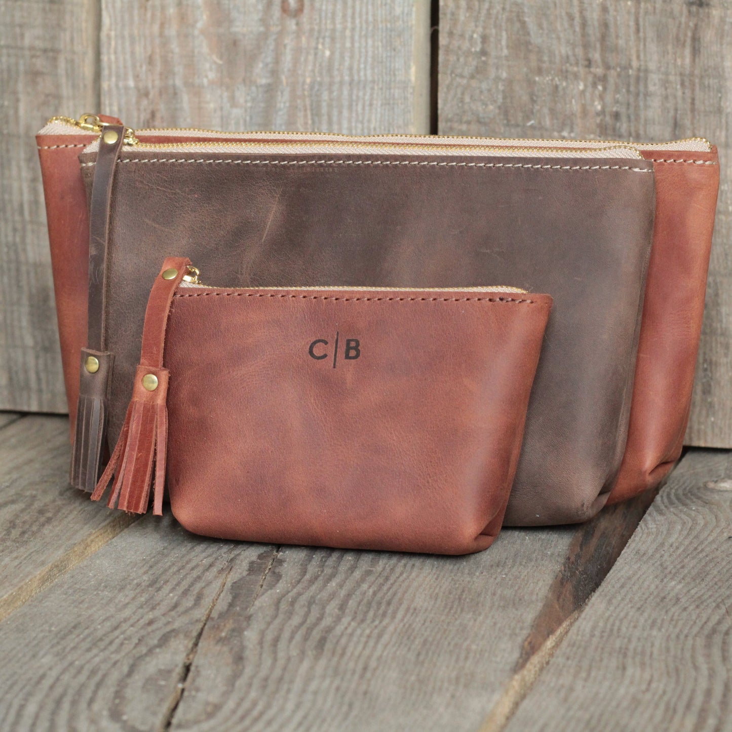 Kosmetyczka w rozmiarze Małym, stojąca pionowo z widocznymi w środku produktami.

