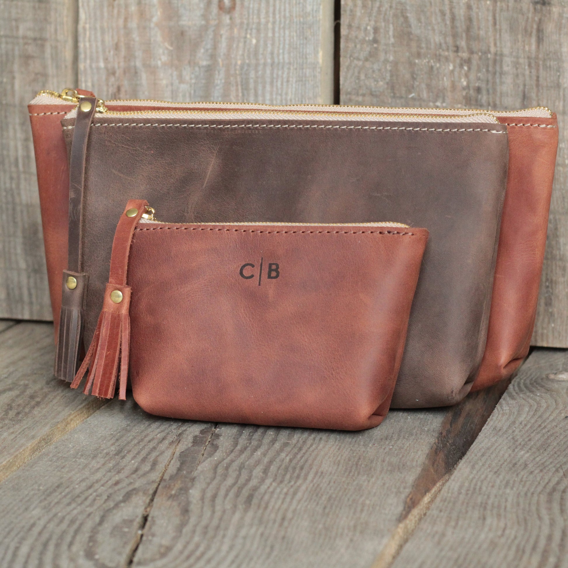 Kosmetyczka w rozmiarze Małym, stojąca pionowo z widocznymi w środku produktami.

