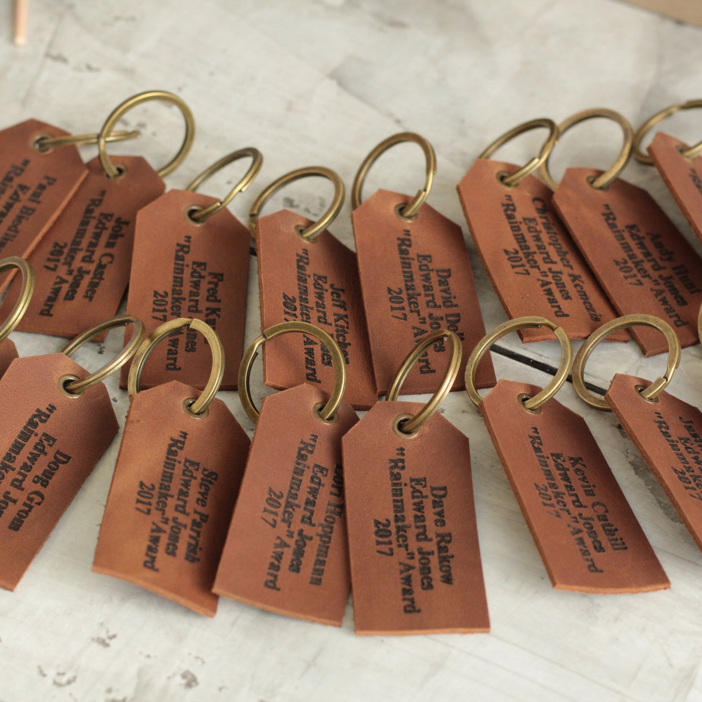 Prezentacja produktu: skórzana etykieta leżąca na eleganckim pudełku prezentowym.

