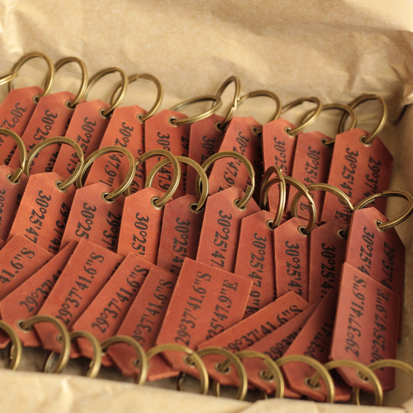 Praktyczne użycie: etykieta przypięta do plecaka turystycznego.

