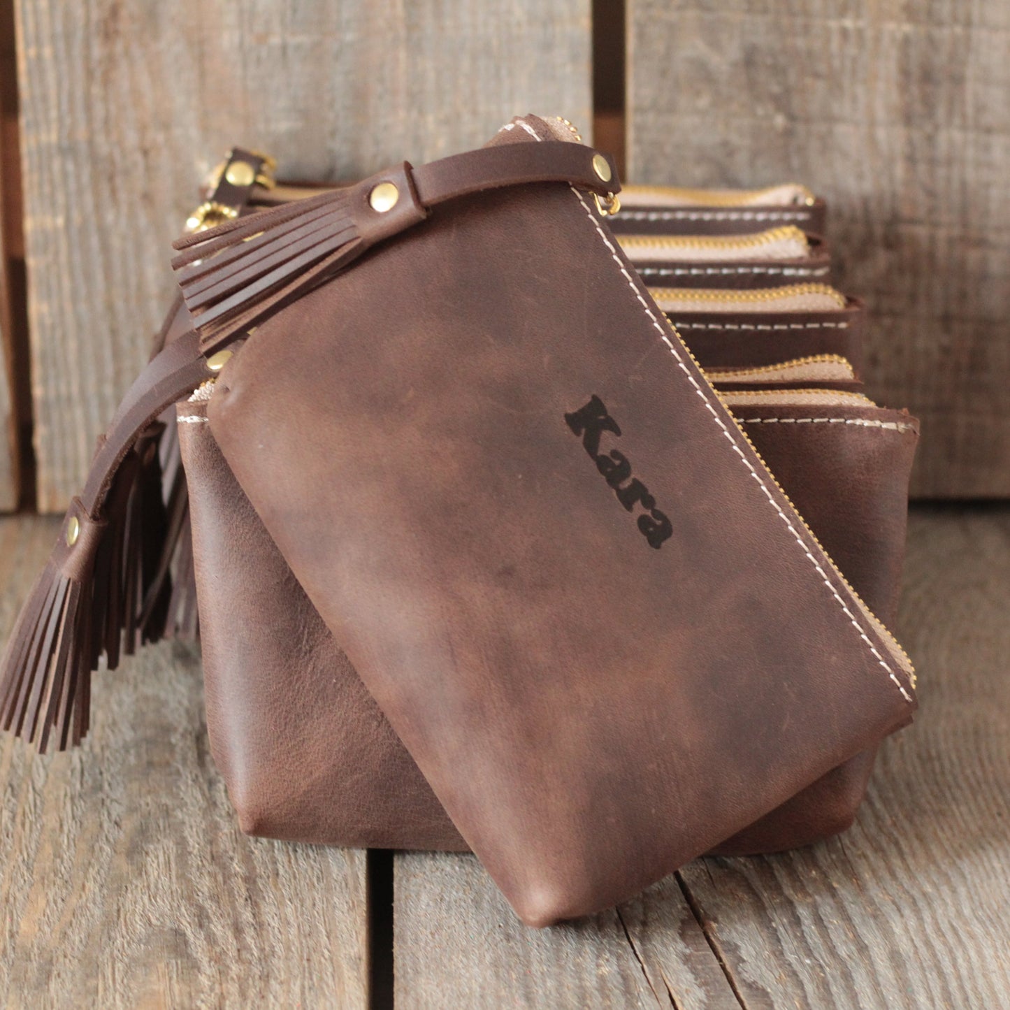 Zestaw prezentowy: elegancka skórzana torba na kosmetyki zawiązana wstążką.

