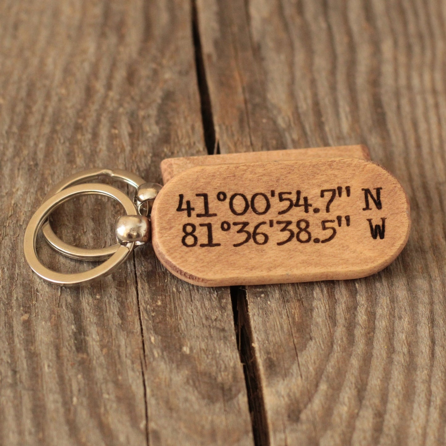 Zbliżenie na unikalny rysunek słojów drewna na spersonalizowanym breloku

